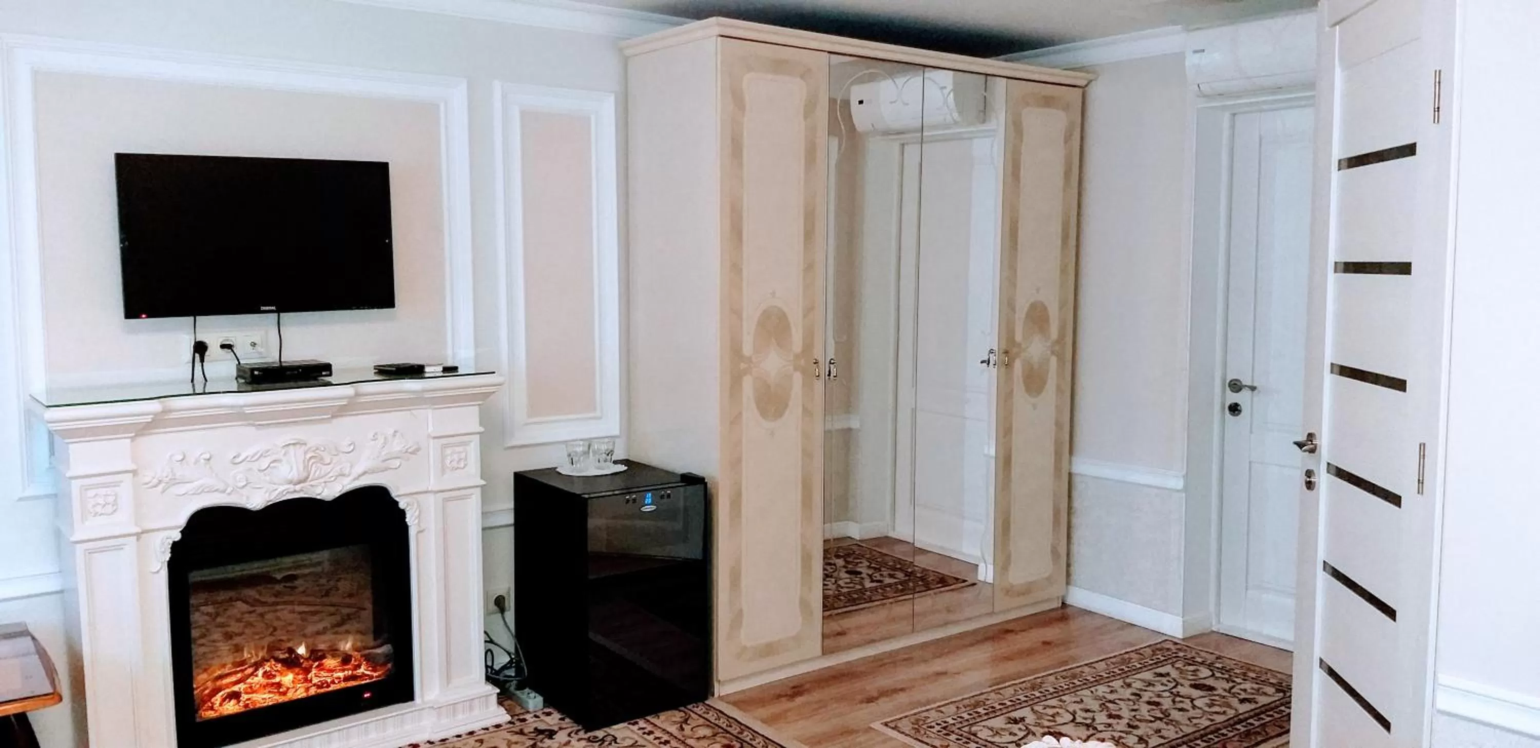 Communal lounge/ TV room, TV/Entertainment Center in Shalanda