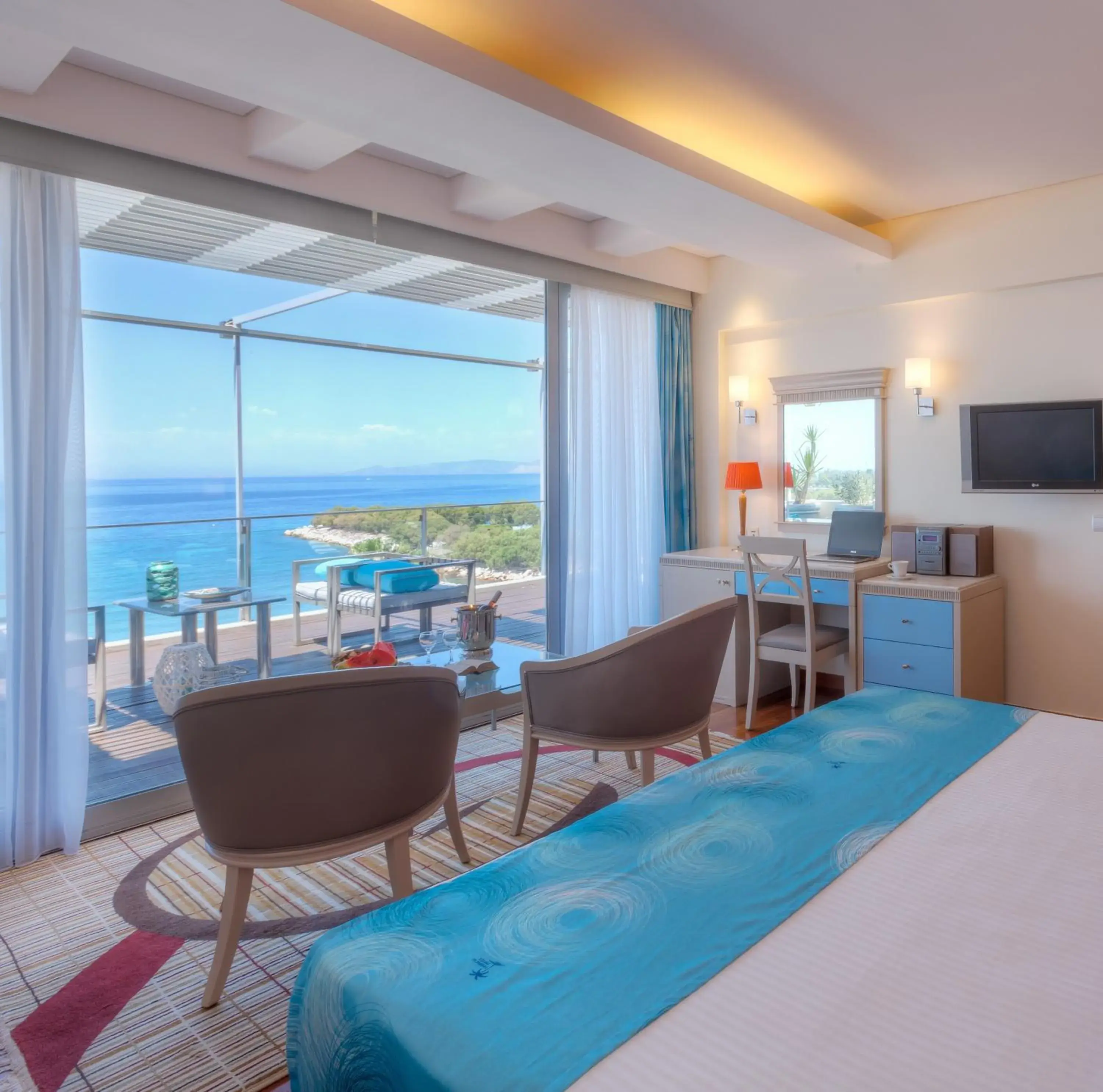 Junior Suite in Tropical Hotel Junior Suite in Tropical Hotel