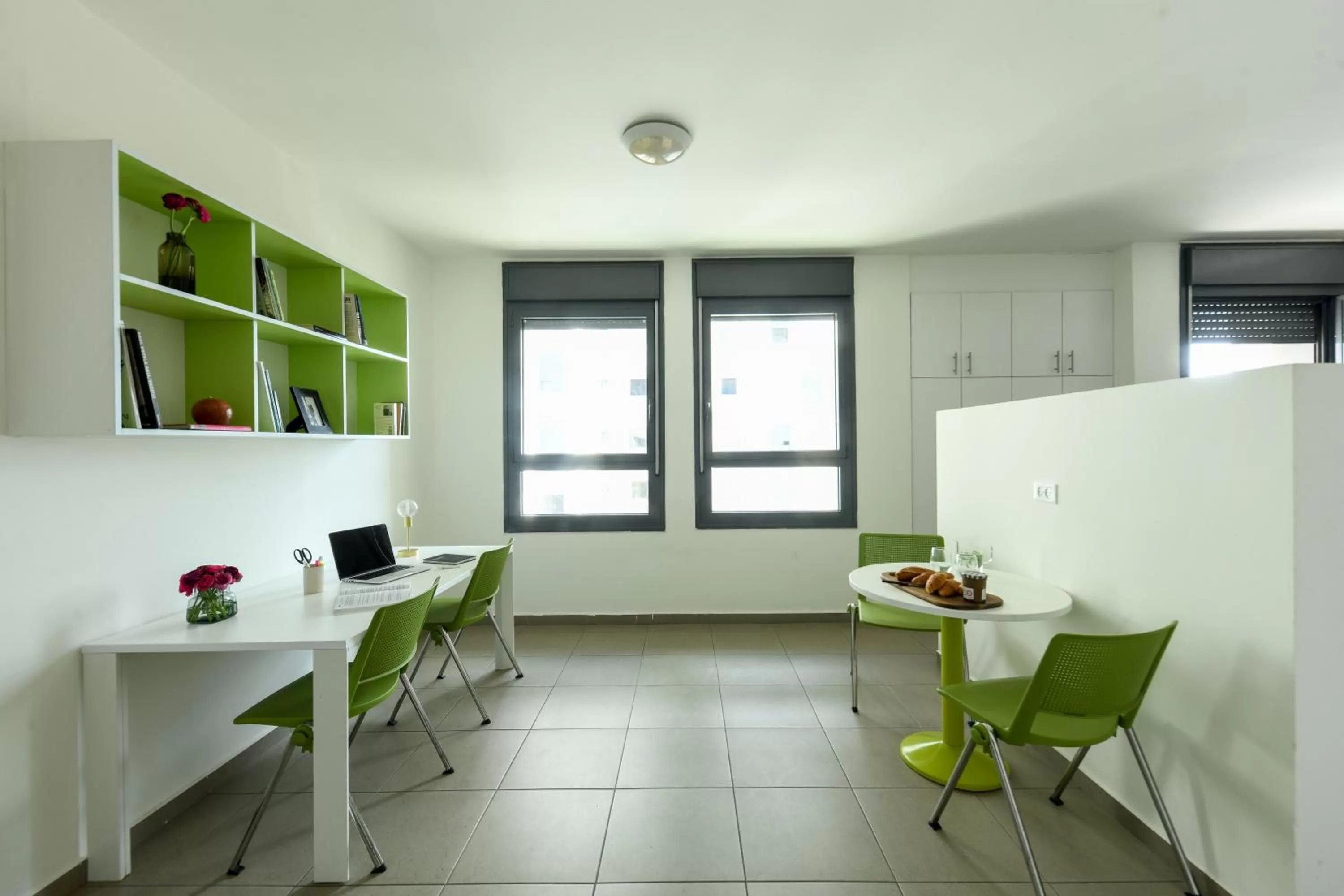 Kitchen or kitchenette in דירות גני תערוכה - TLV university apartments near Expo by Sea N' Rent