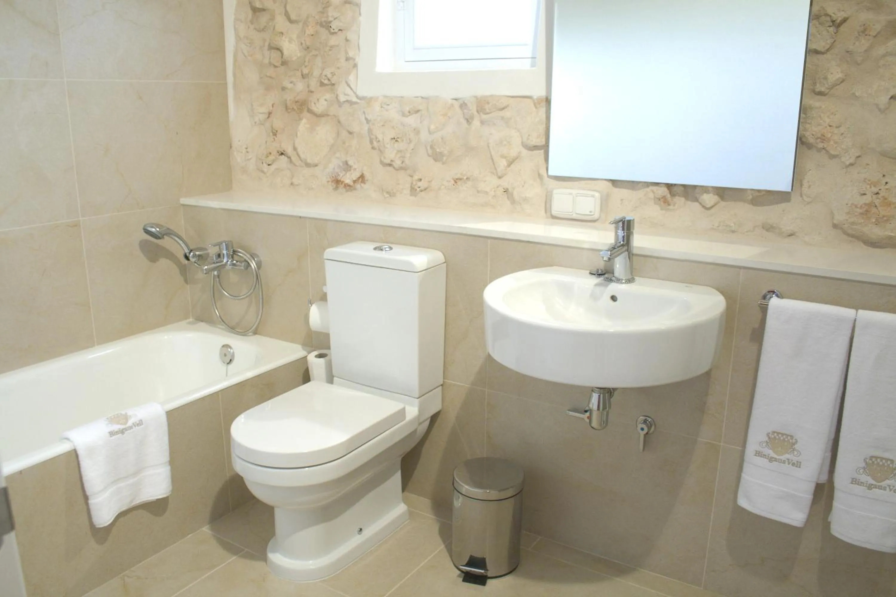 Toilet in Hotel Rural Binigaus Vell