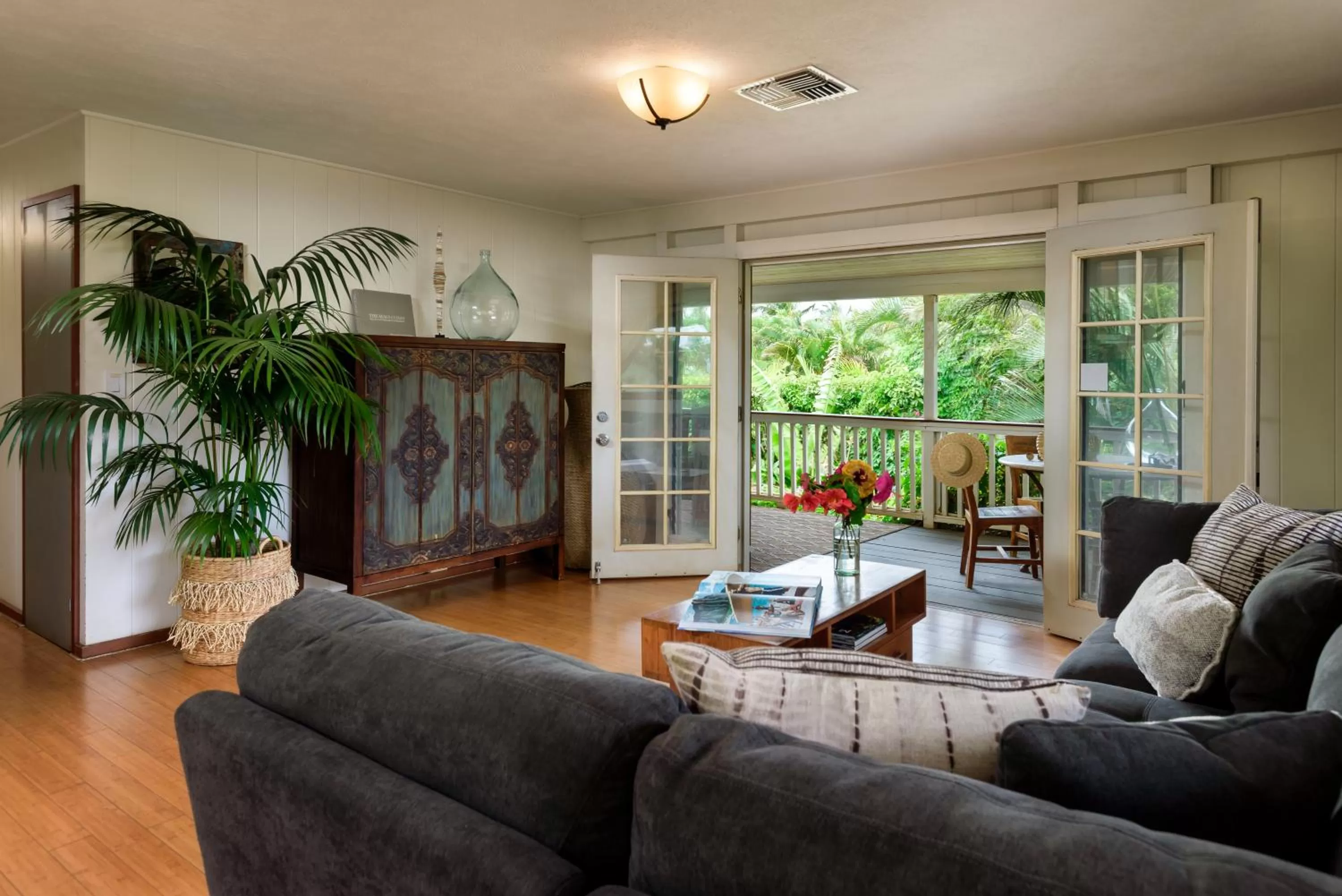 Living room in Paia Inn