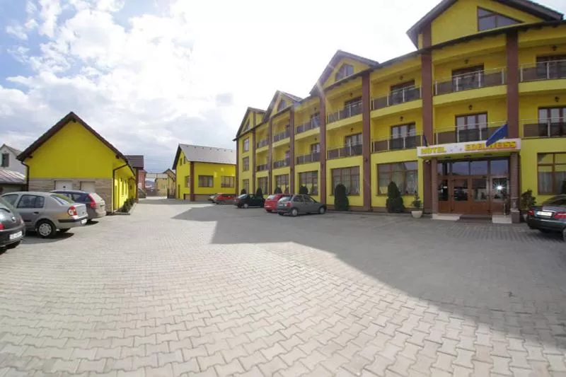 Facade/entrance, Property Building in Hotel Edelweiss