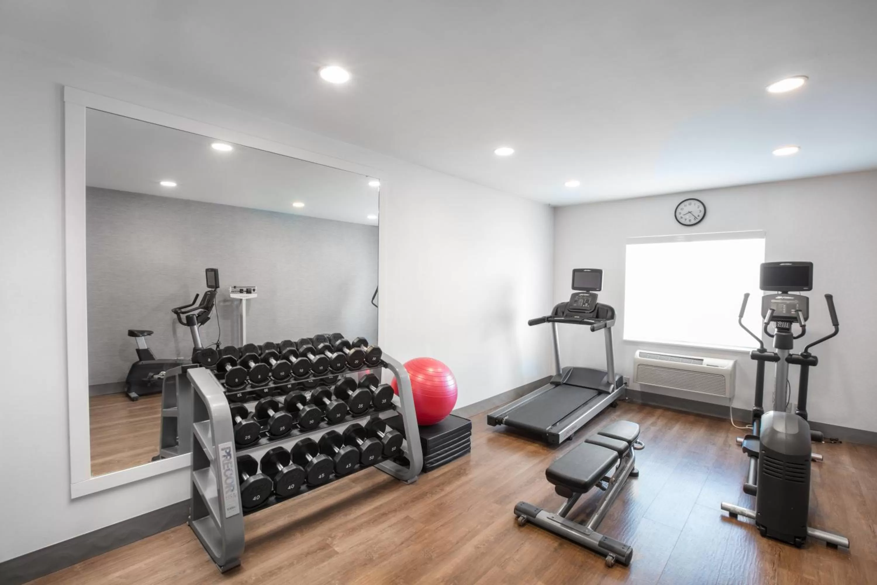 Fitness centre/facilities in Holiday Inn Express Hotel & Suites Altoona-Des Moines by IHG