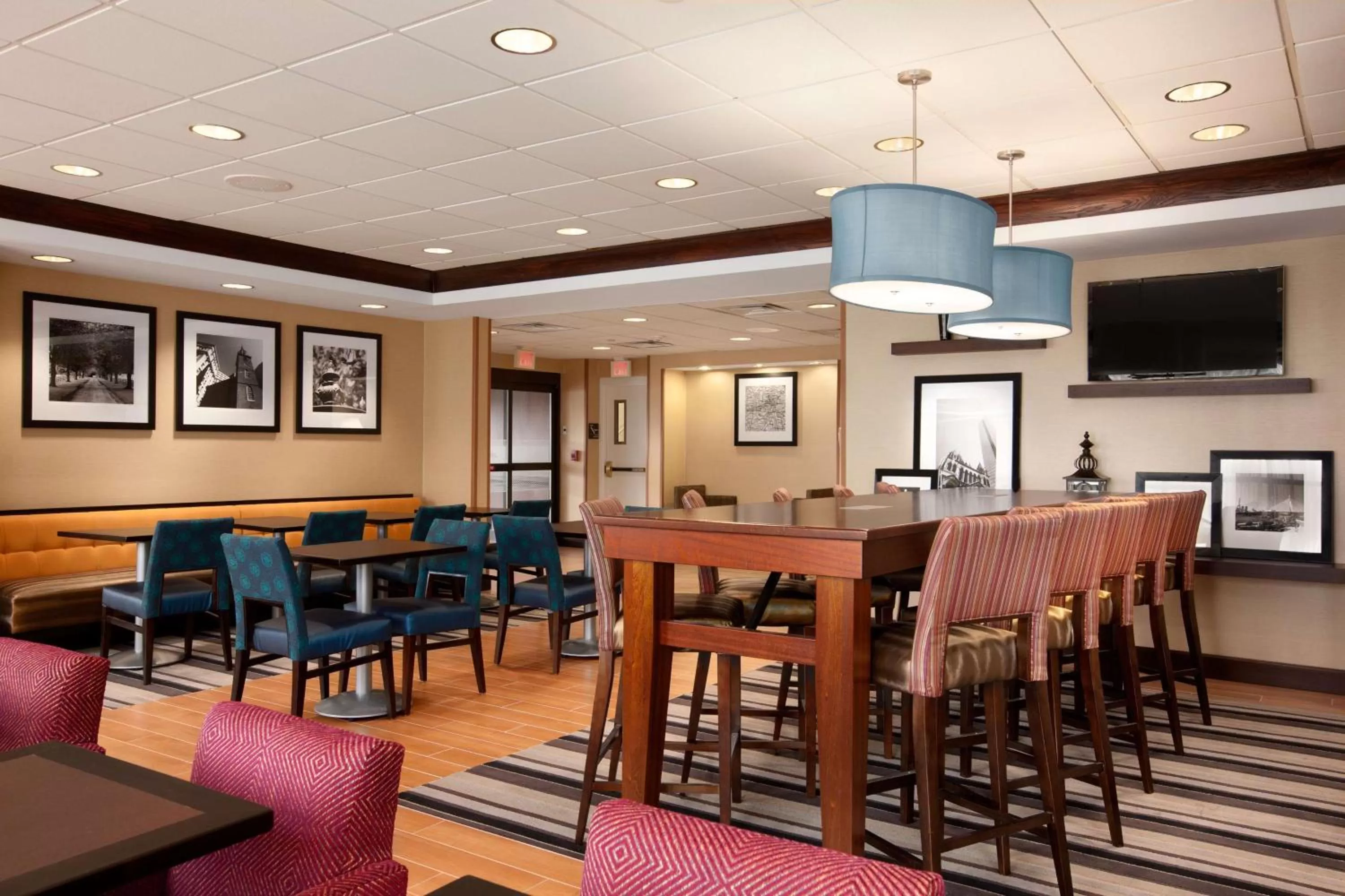 Dining area in Hampton Inn Boston/Braintree