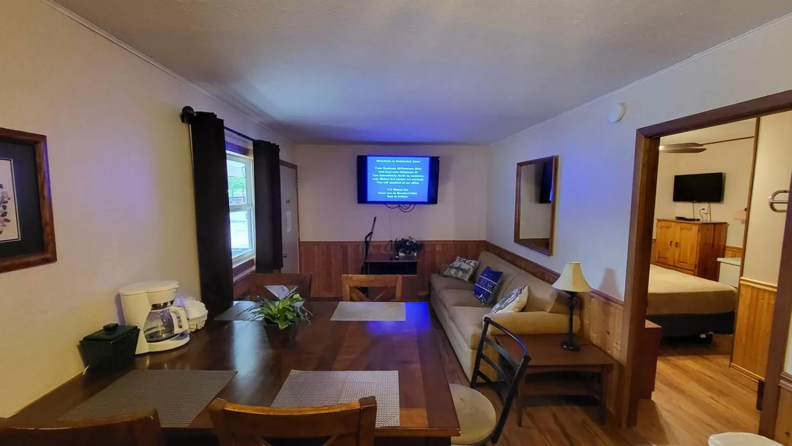 Bed in Hunter's Friend Resort near Table Rock Lake