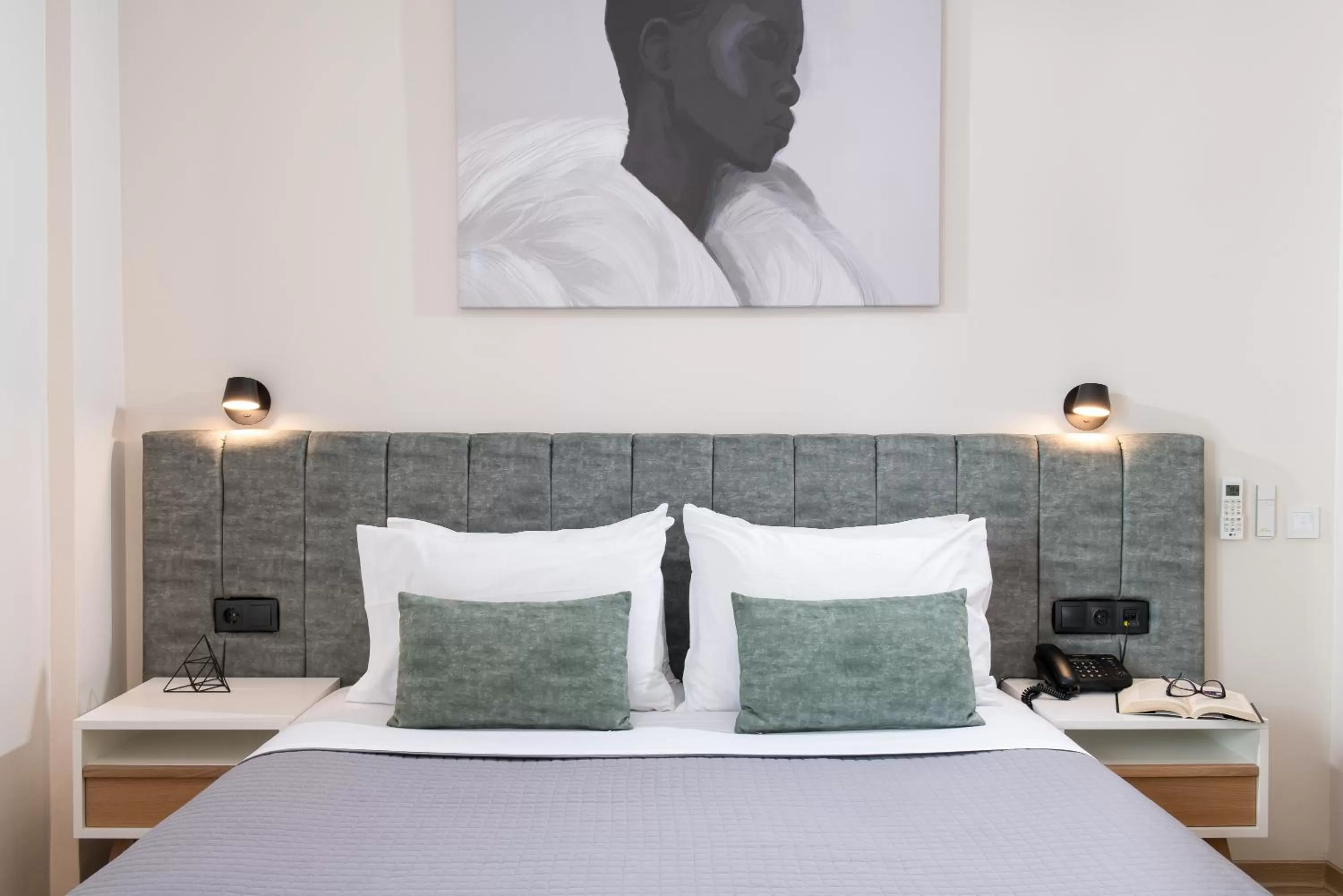 Photo of the whole room, Bed in Enattica Suites