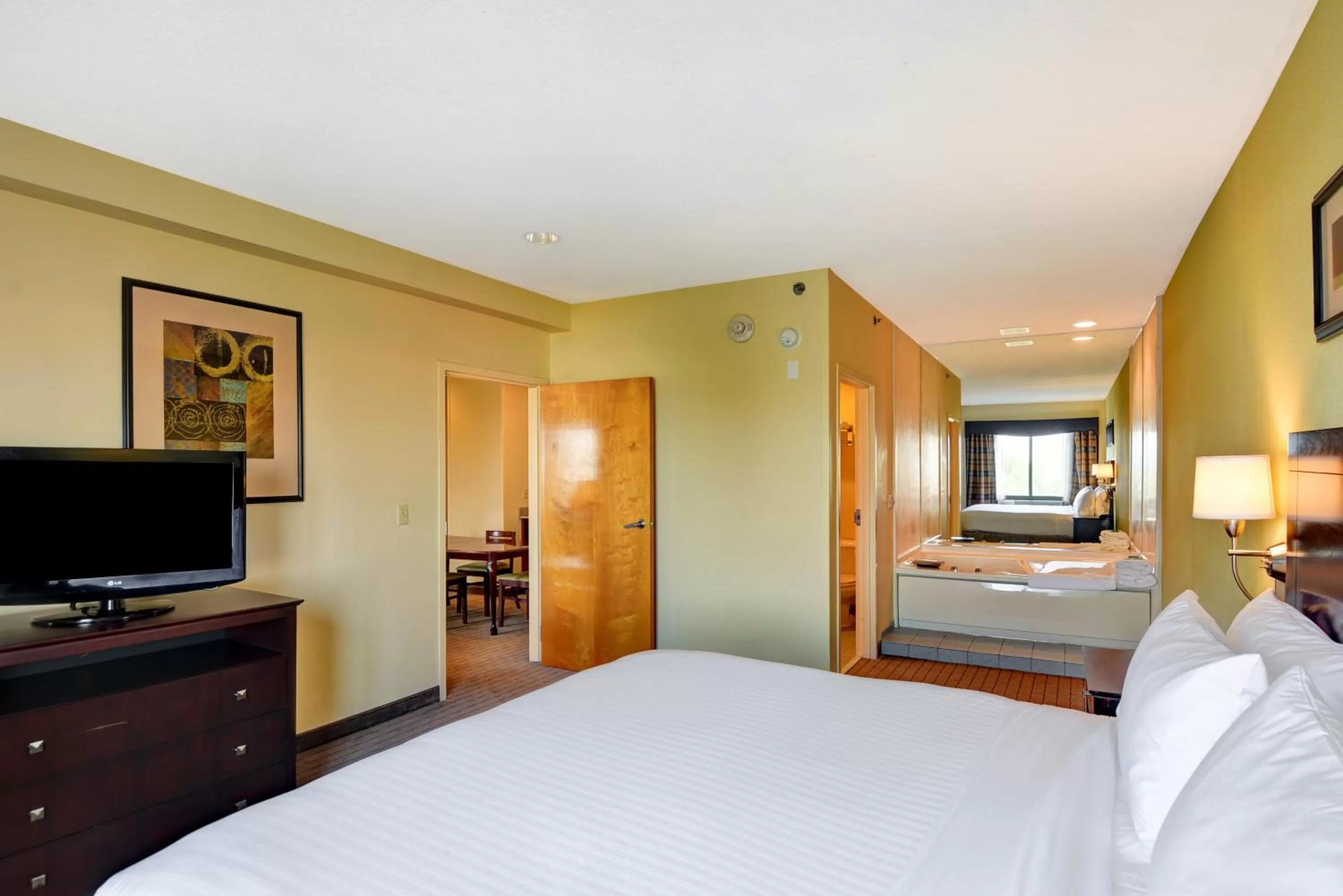 Photo of the whole room, Bed in Holiday Inn Express Boston by IHG