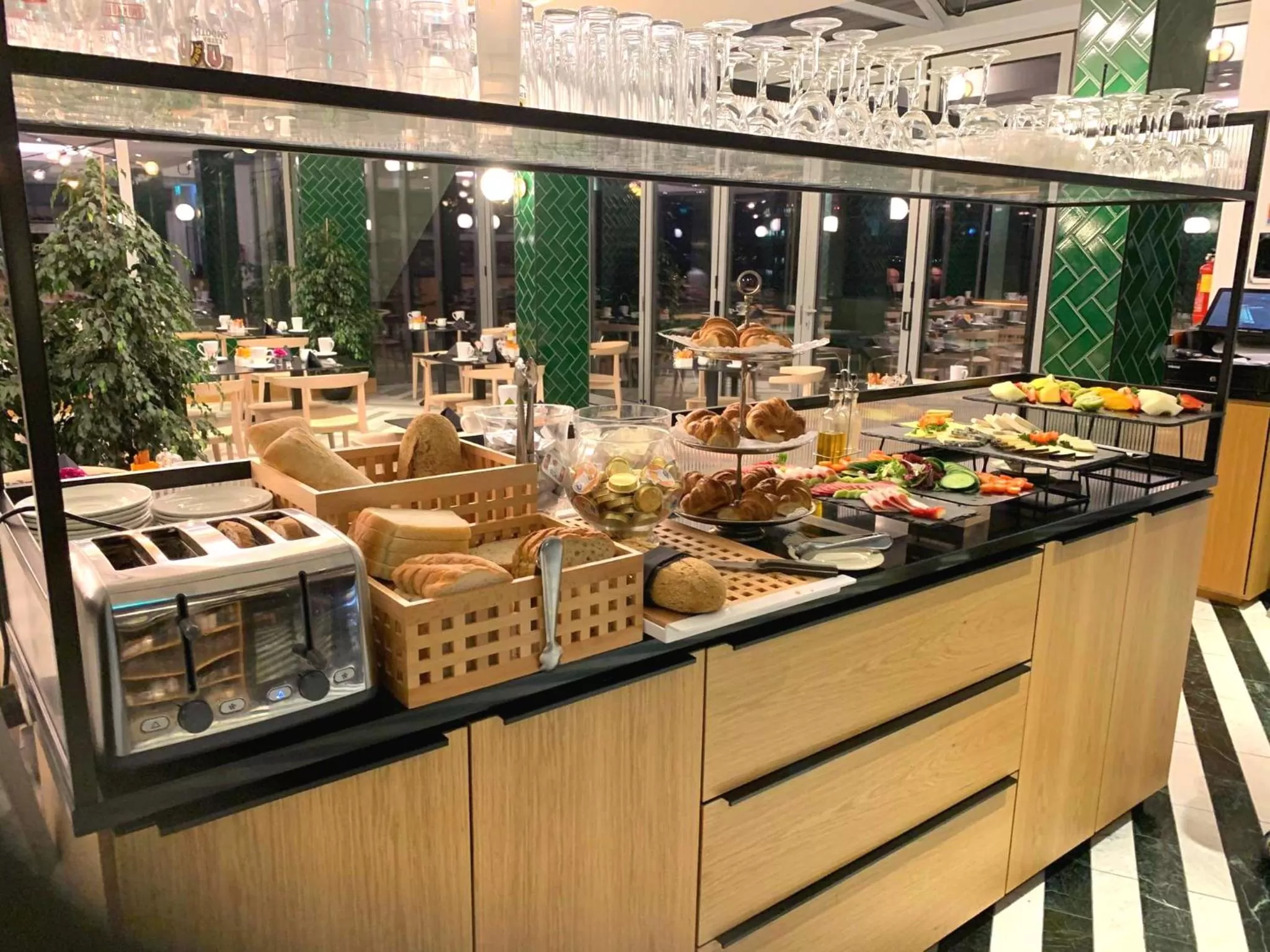 Restaurant/places to eat in The Eliott Hotel