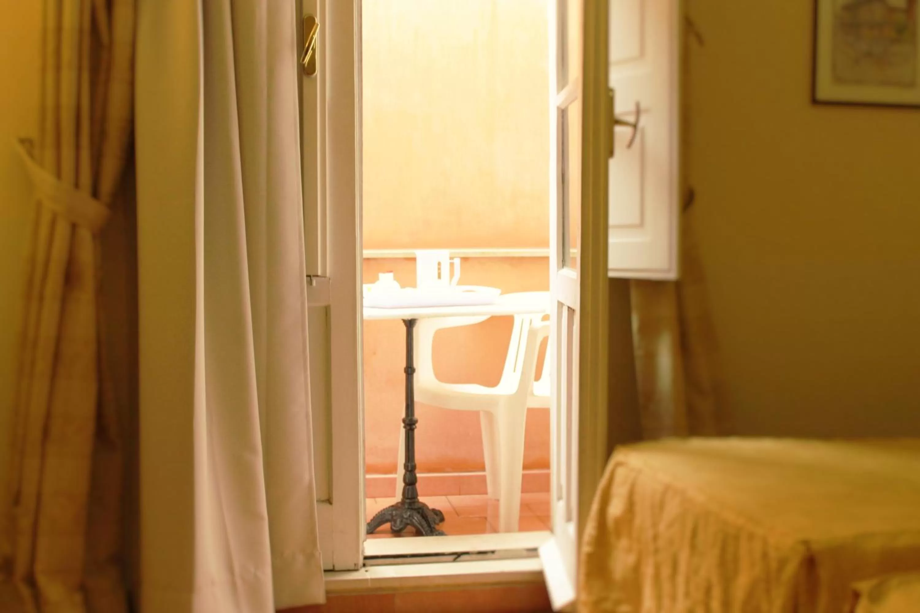 Balcony/Terrace, Bed in Hotel Mediterraneo