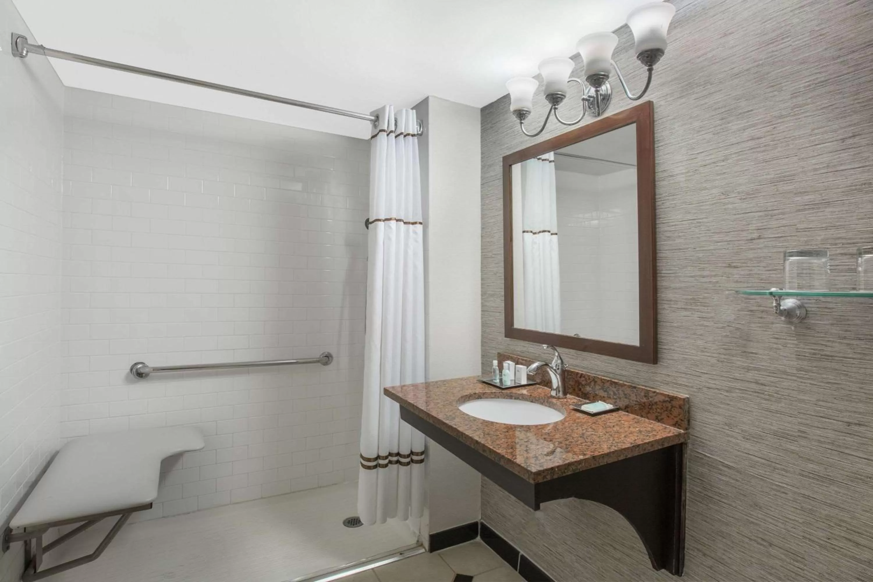 Bathroom in Wyndham Philadelphia-Historic District