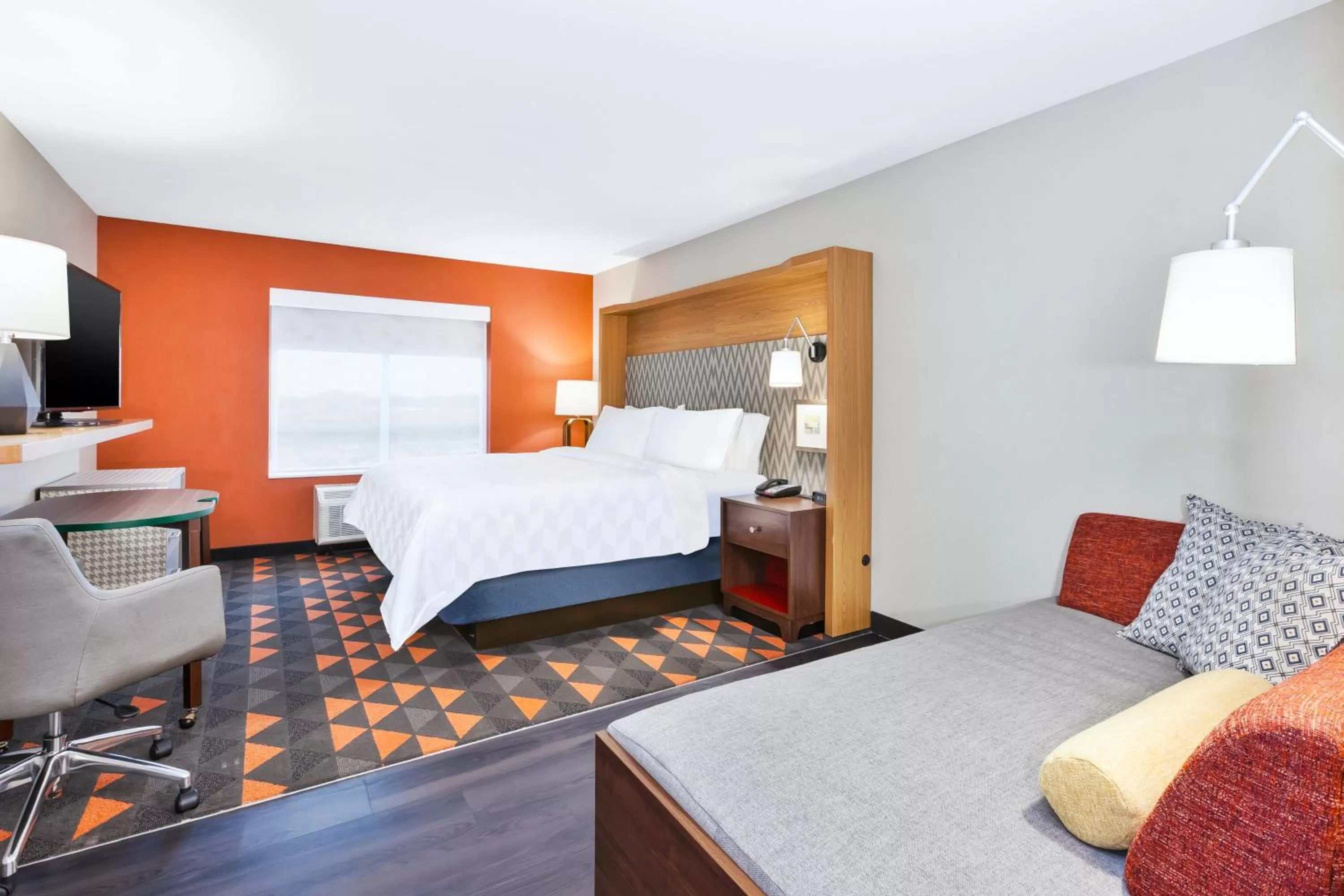 Photo of the whole room, Bed in Holiday Inn & Suites - Toledo Southwest - Perrysburg by IHG