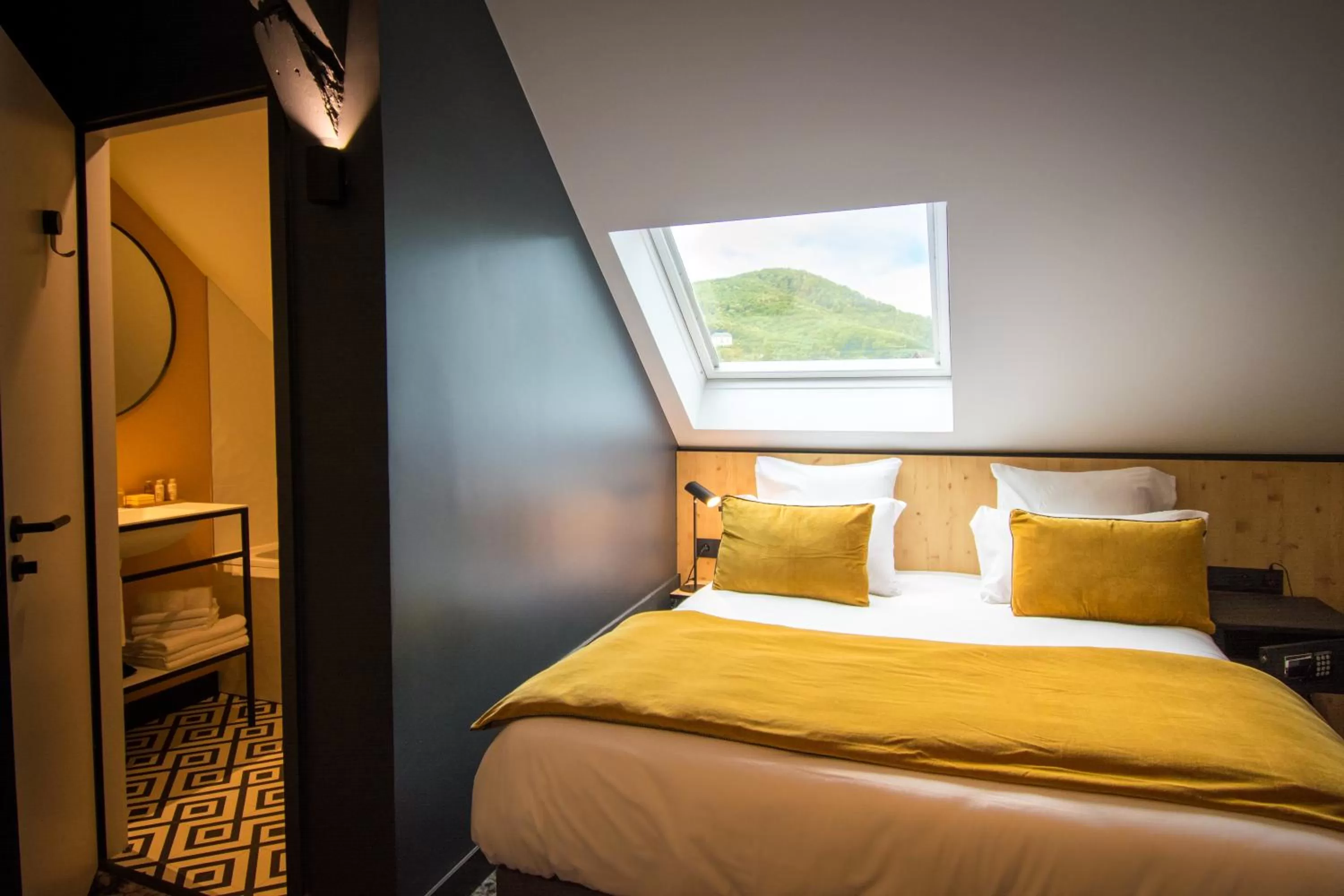 Photo of the whole room, Bed in L' Hôtel & Spa Ribeauville- Haut-Koenigsbourg