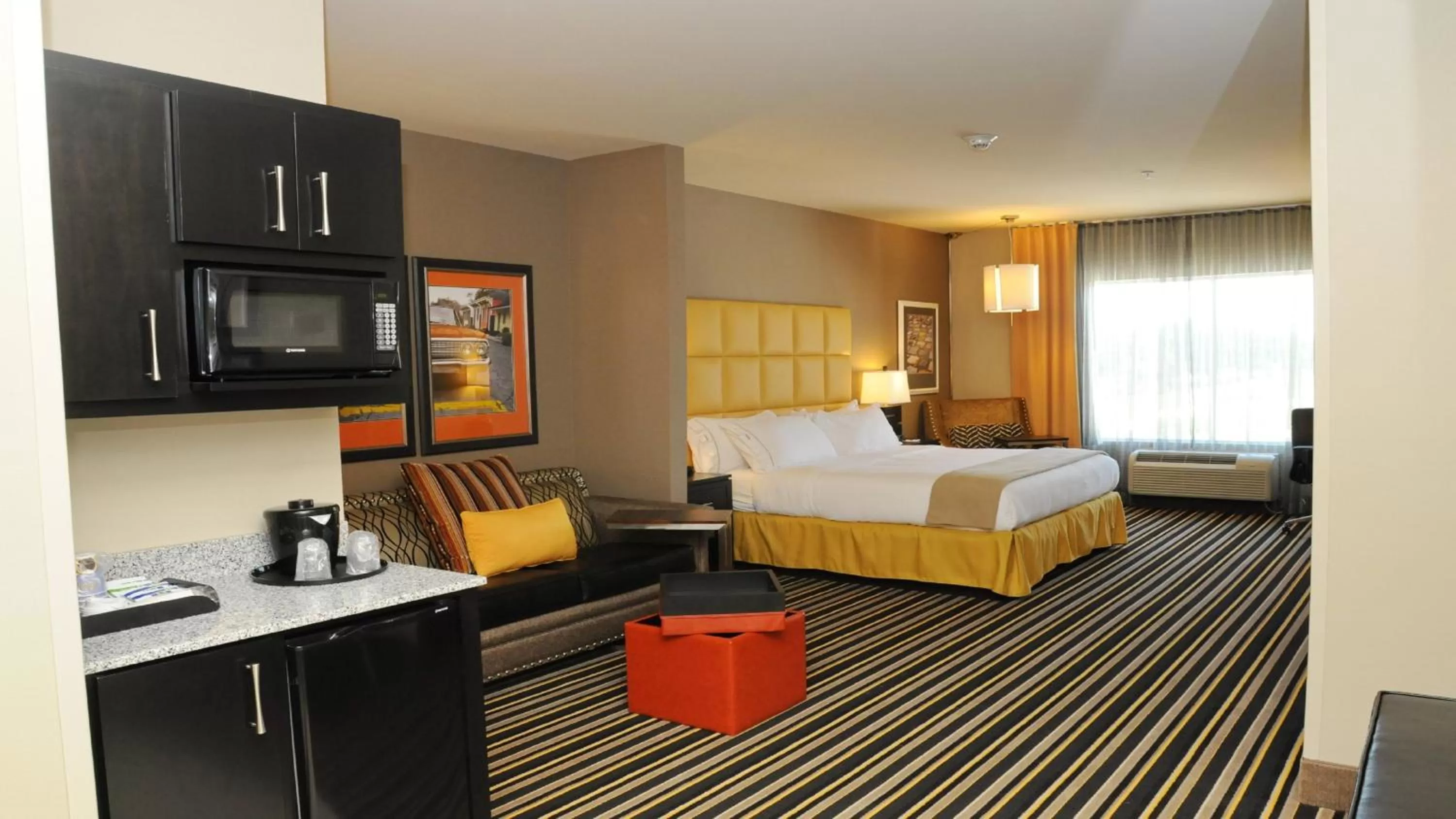 Photo of the whole room, Bed in Holiday Inn Express Covington-Madisonville by IHG