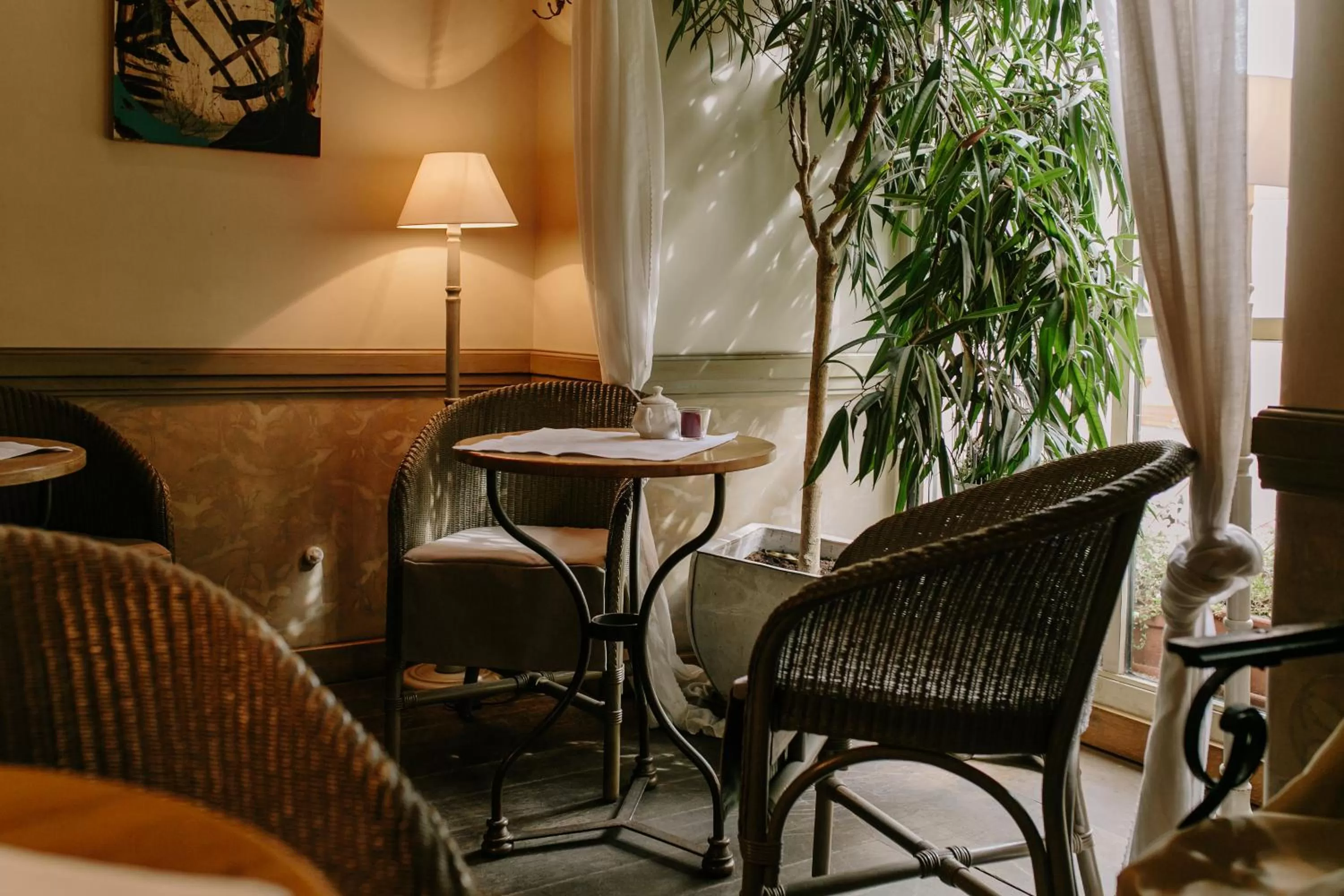 Restaurant/places to eat in Art Hotel