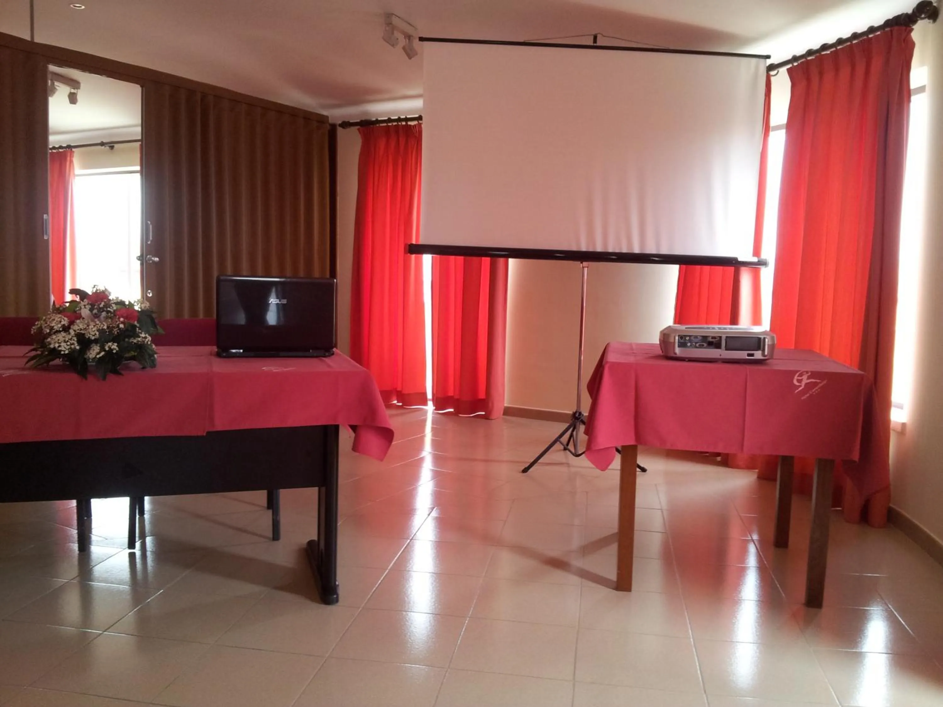 Business facilities in Hotel Comendador