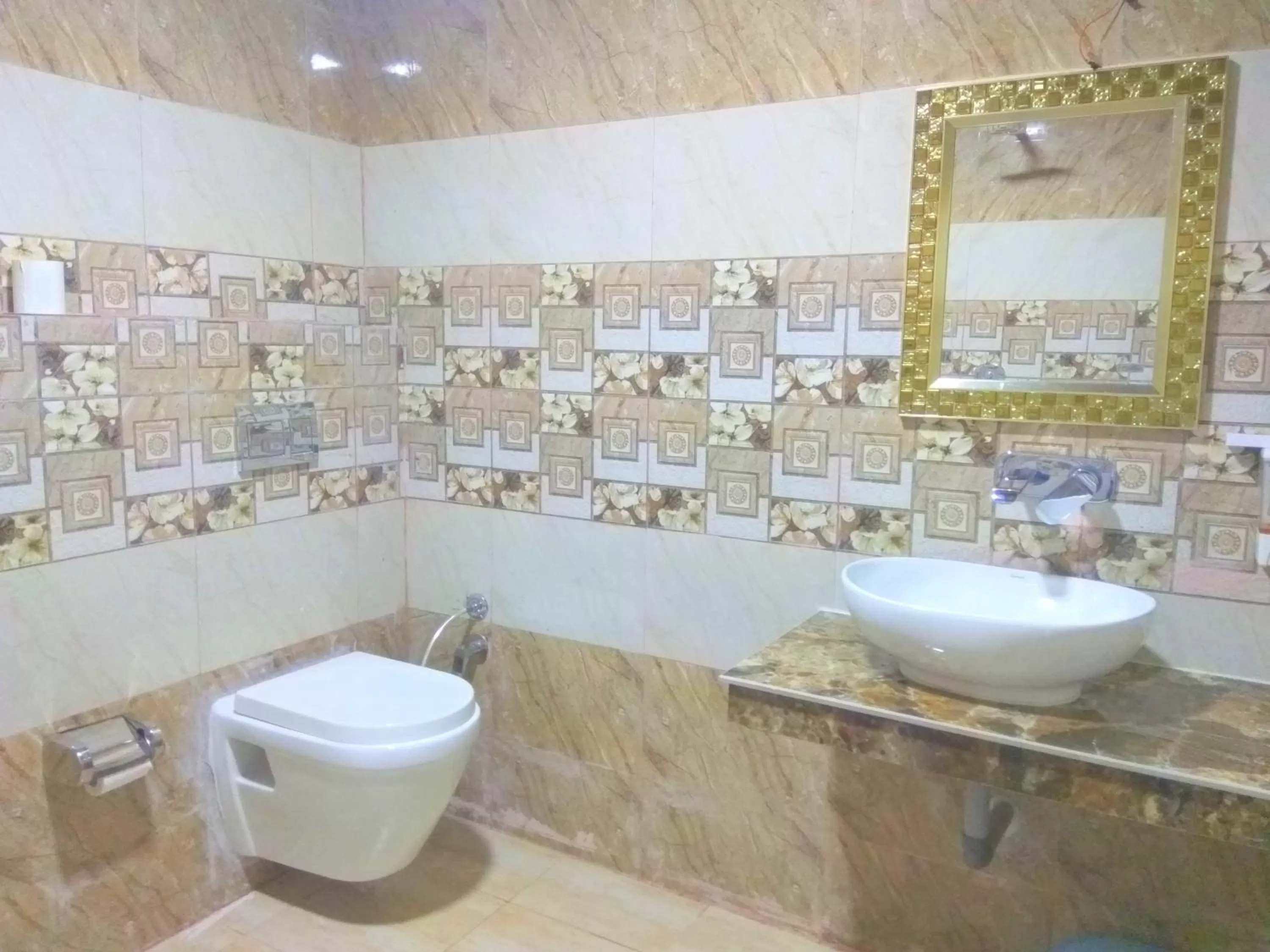Bathroom in Hotel Himdhara, Near Mall Road Dalhousie