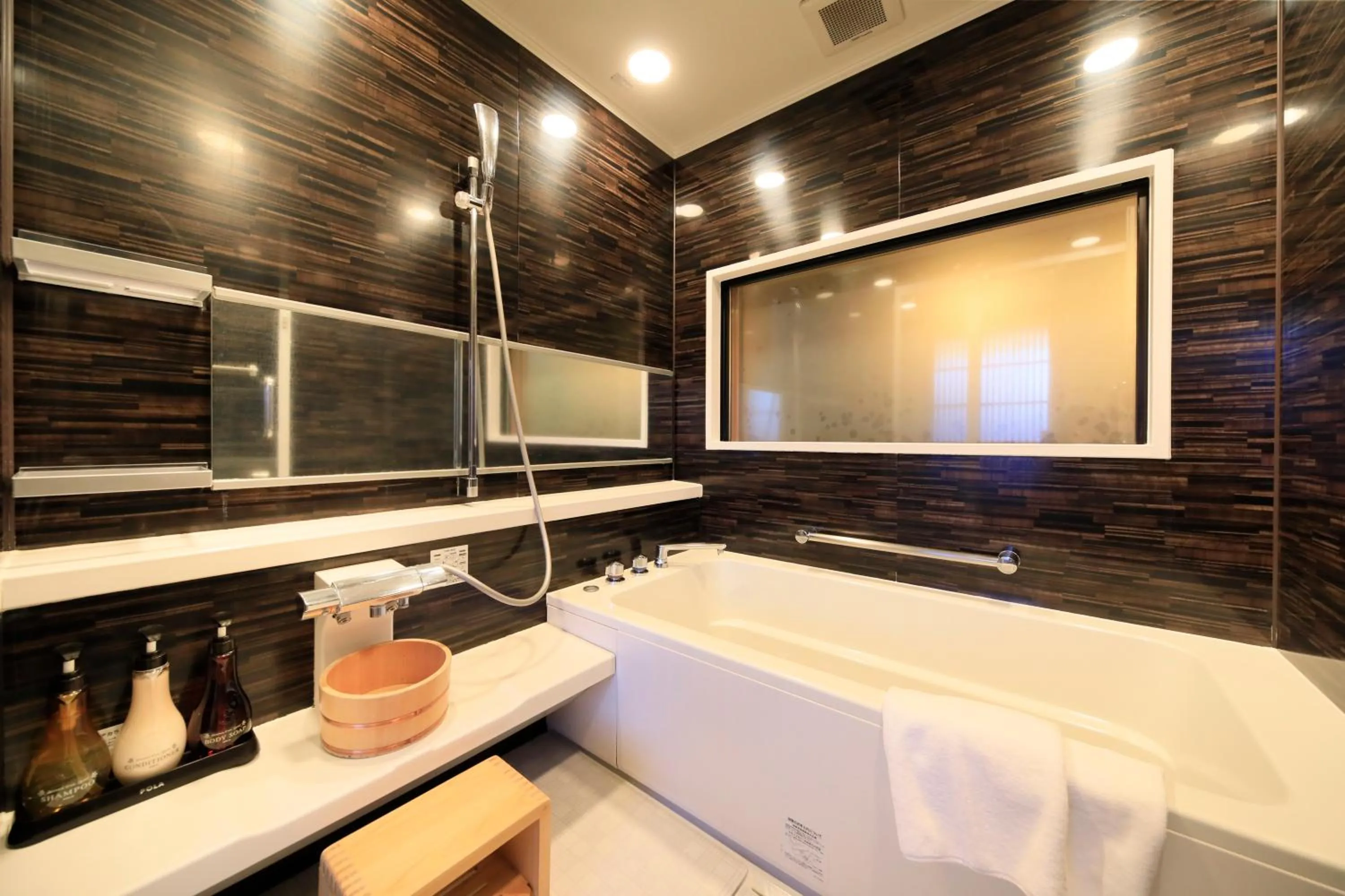 Shower in Fuji Onsenji Yumedono