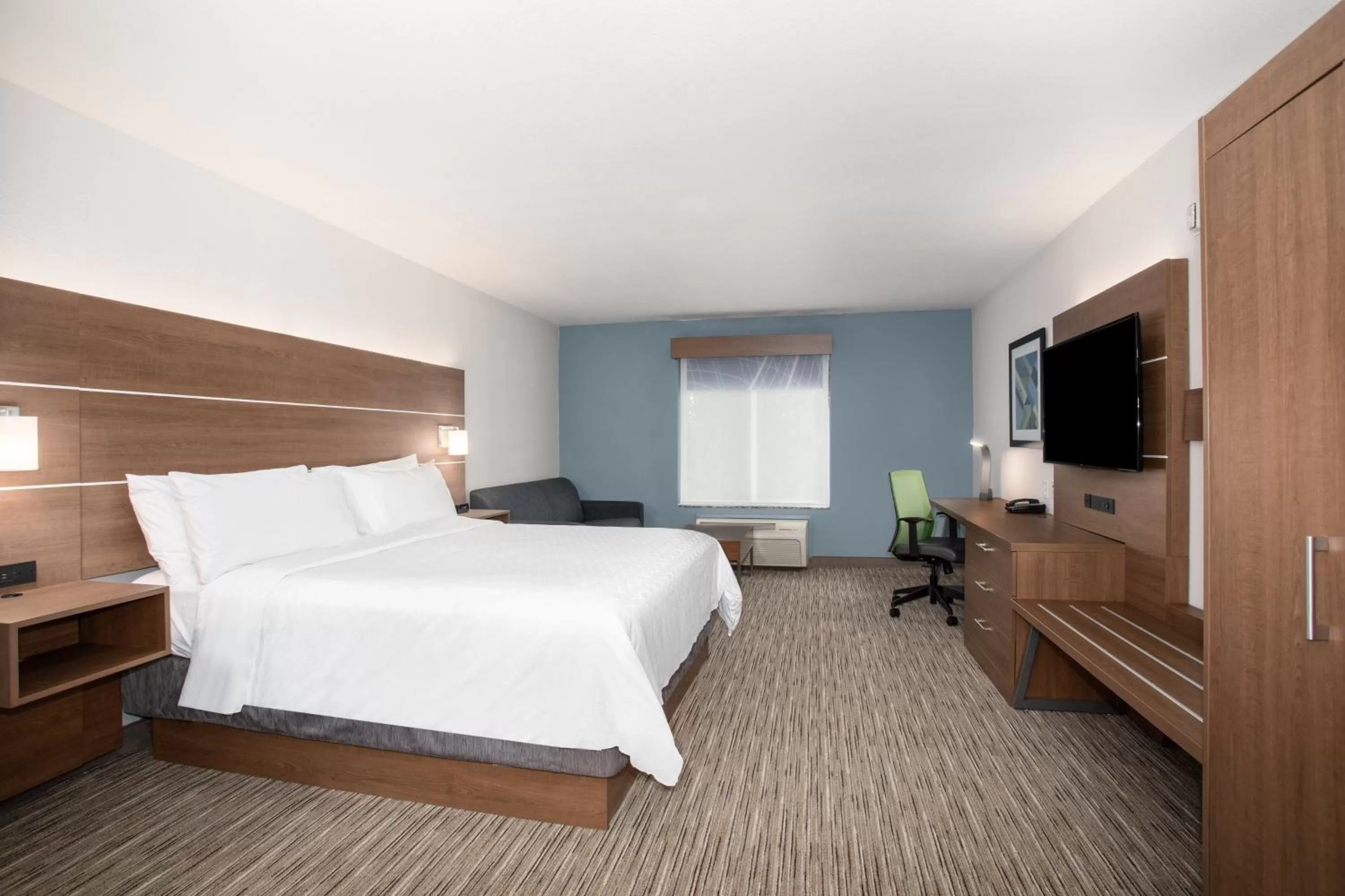 Photo of the whole room, Bed in Holiday Inn Express & Suites Yosemite Park Area by IHG