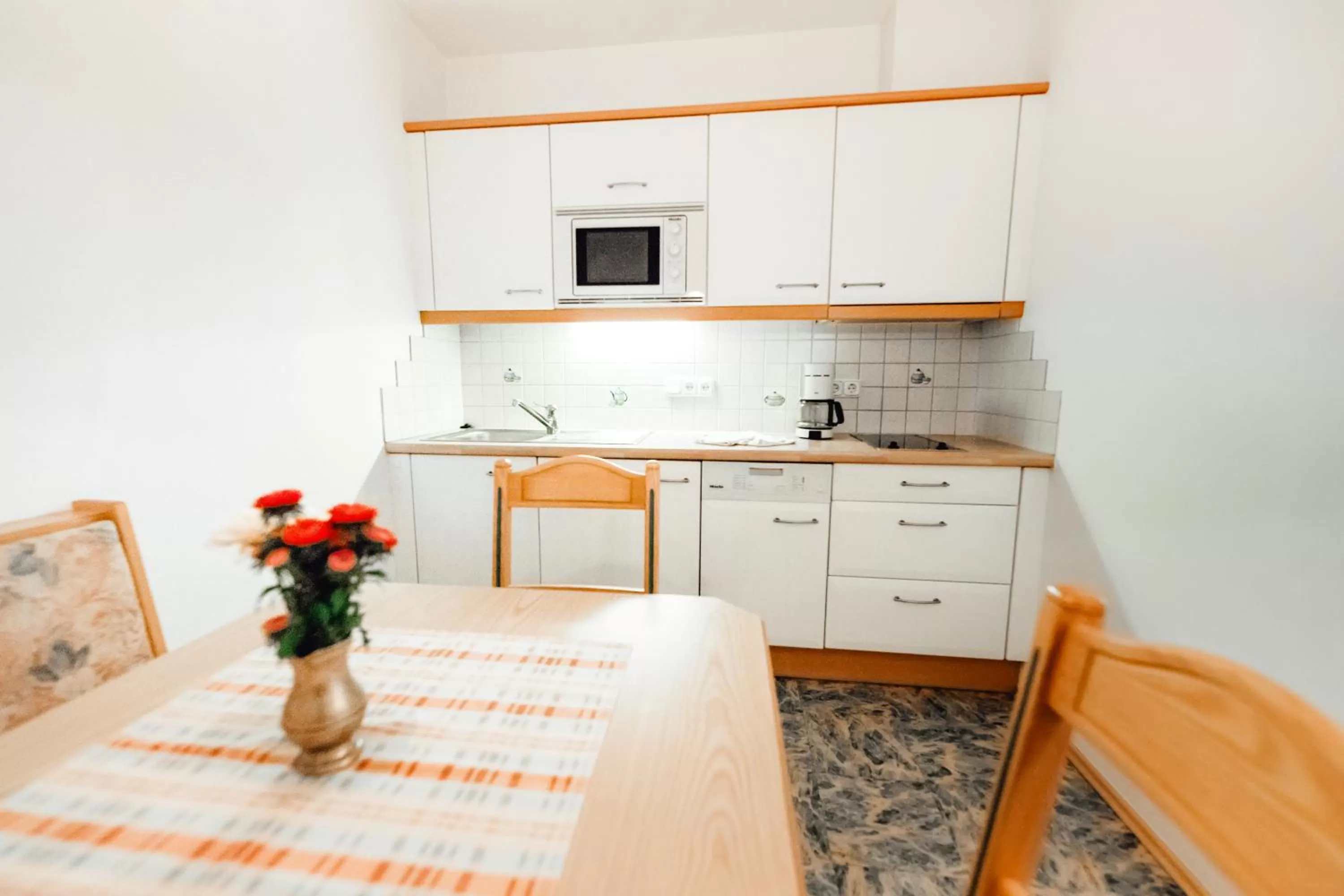 kitchen, Bed in Dandler - Zimmer und Ferienwohnungen