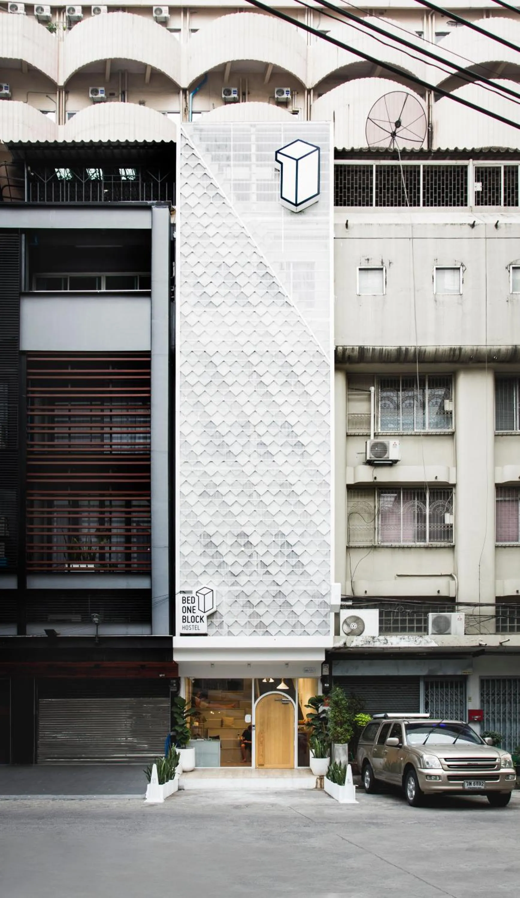 Facade/entrance in Bed One Block Hostel