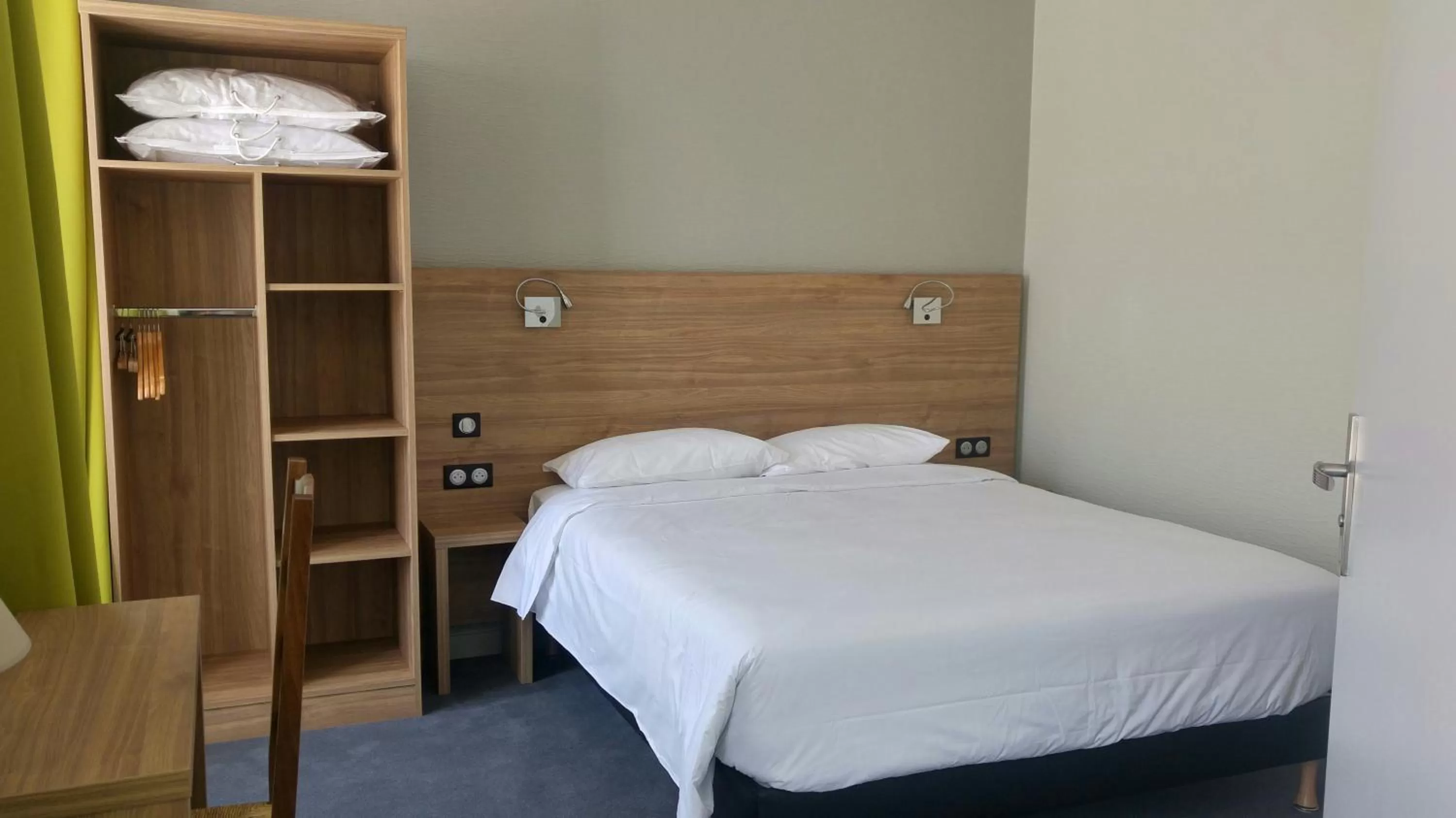 Bedroom, Bed in Hôtel Le Verger