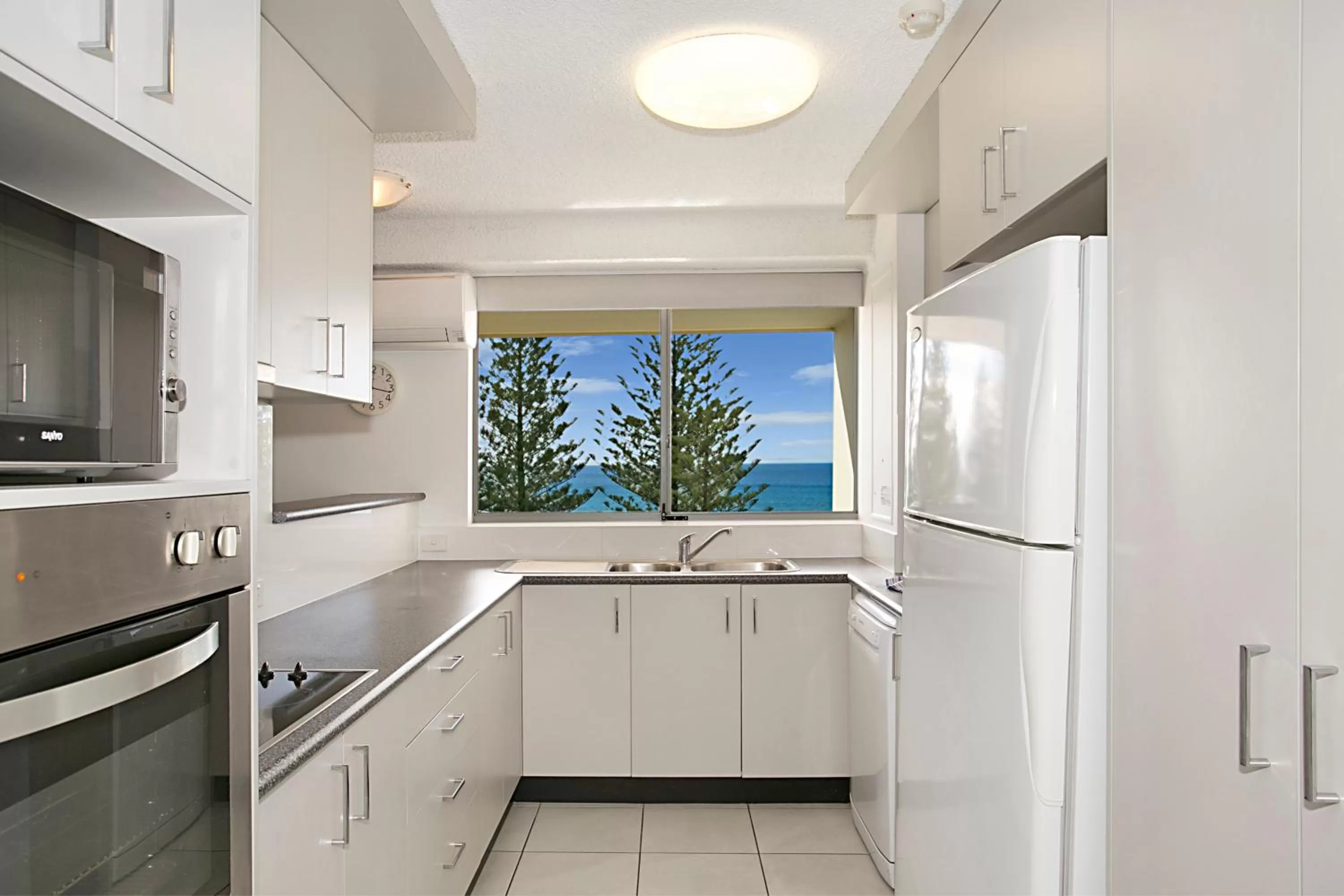 Kitchen or kitchenette in Solnamara Beachfront Apartments