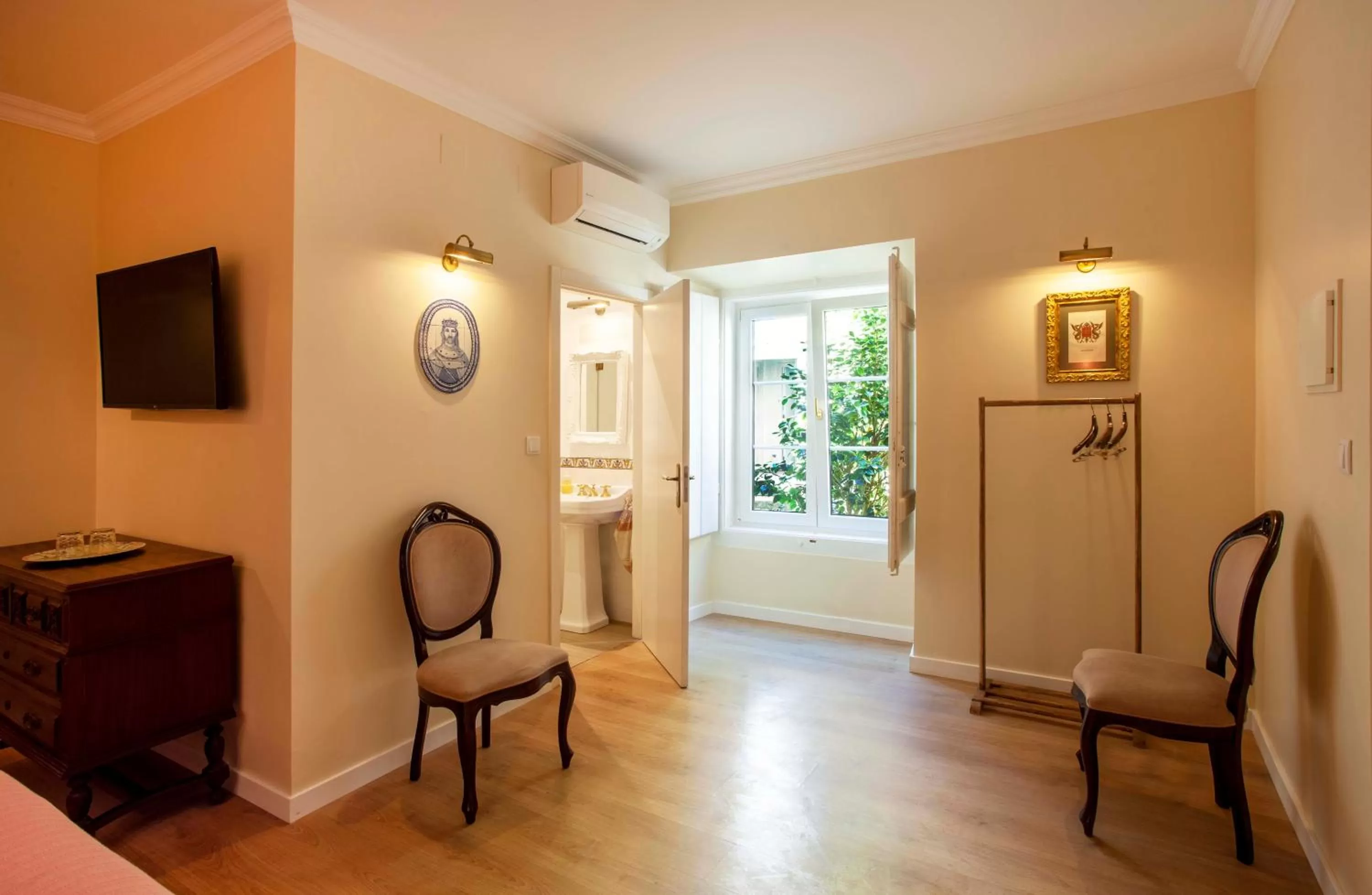 Communal lounge/ TV room in Palácio de Sintra Boutique House