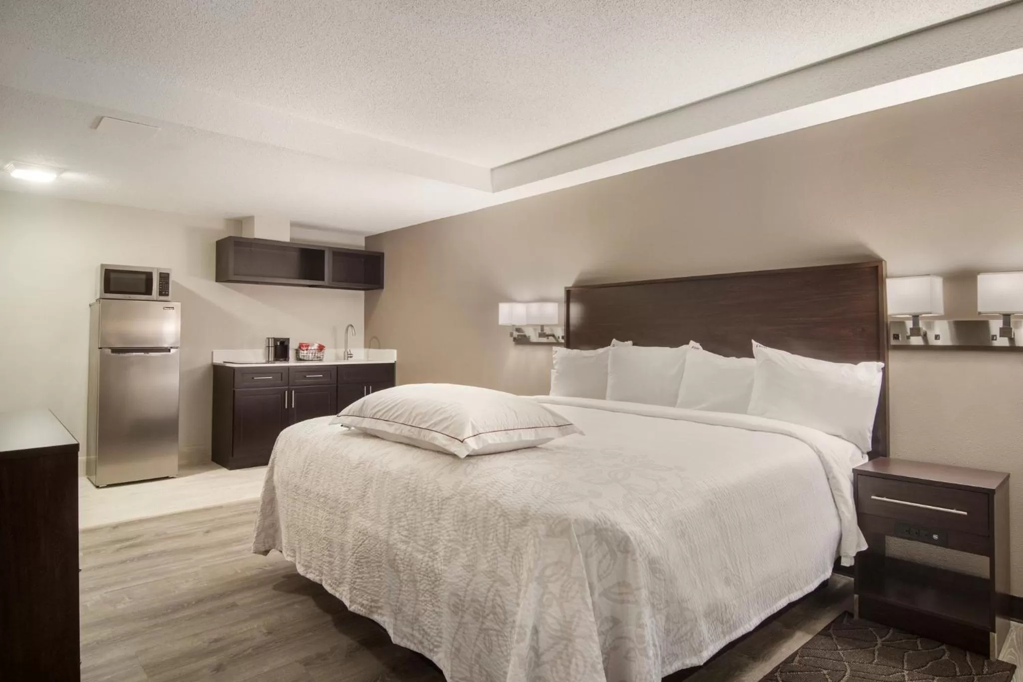 Photo of the whole room, Bed in Red Roof Inn PLUS & Suites Erie