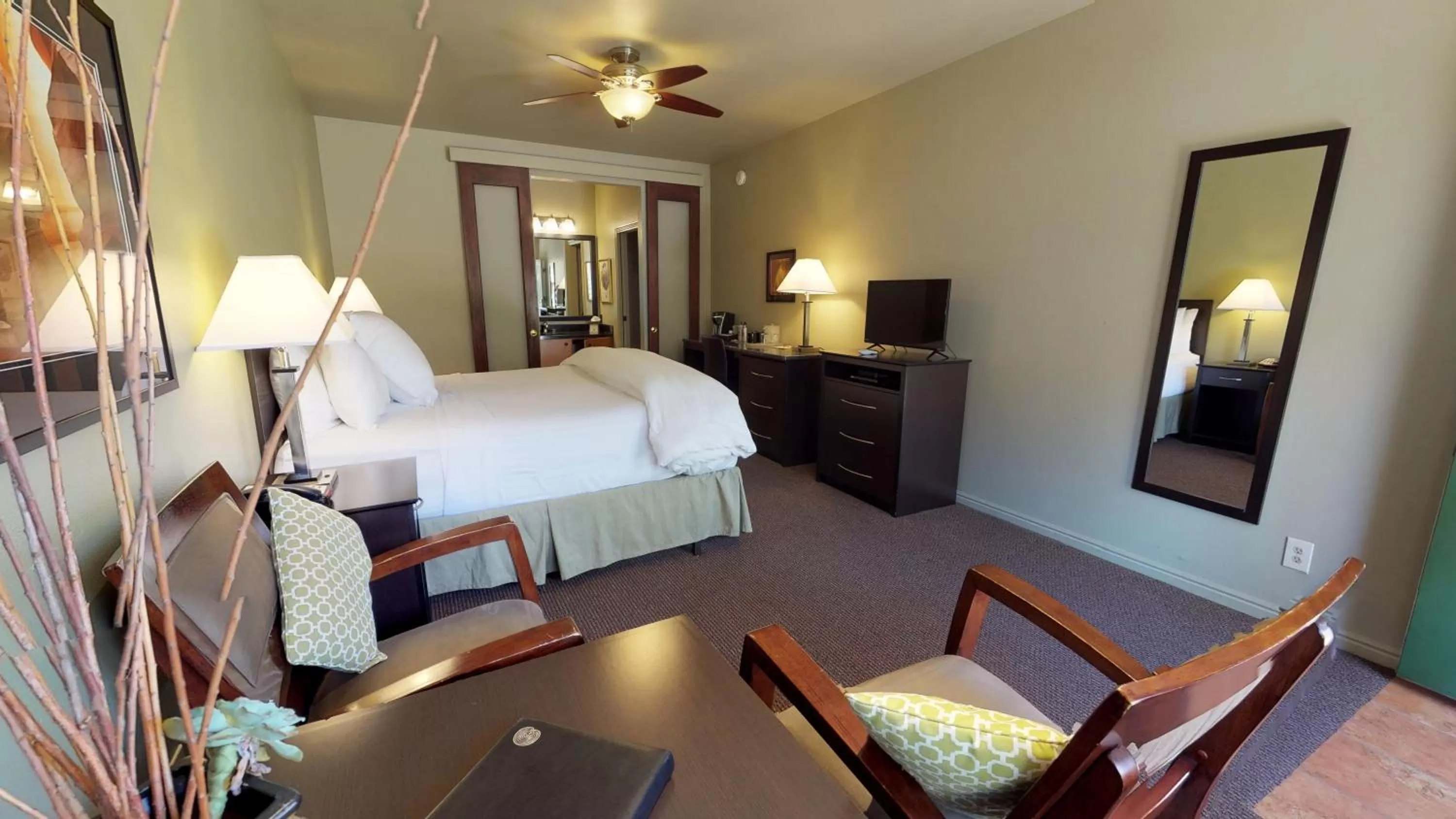 Photo of the whole room, Bed in Flanigan`s Resort and Spa