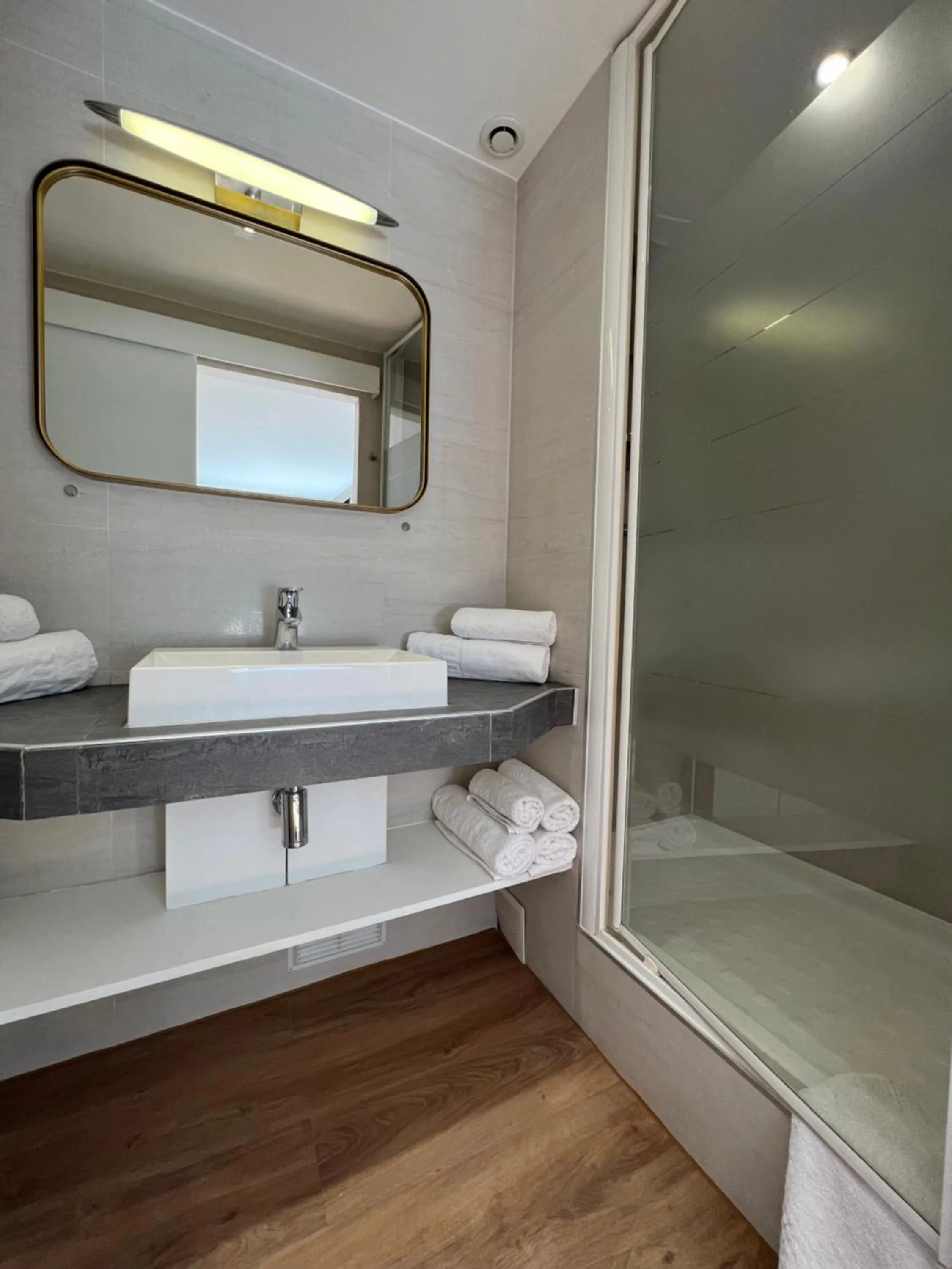 Bathroom in Hotel Nation Montmartre