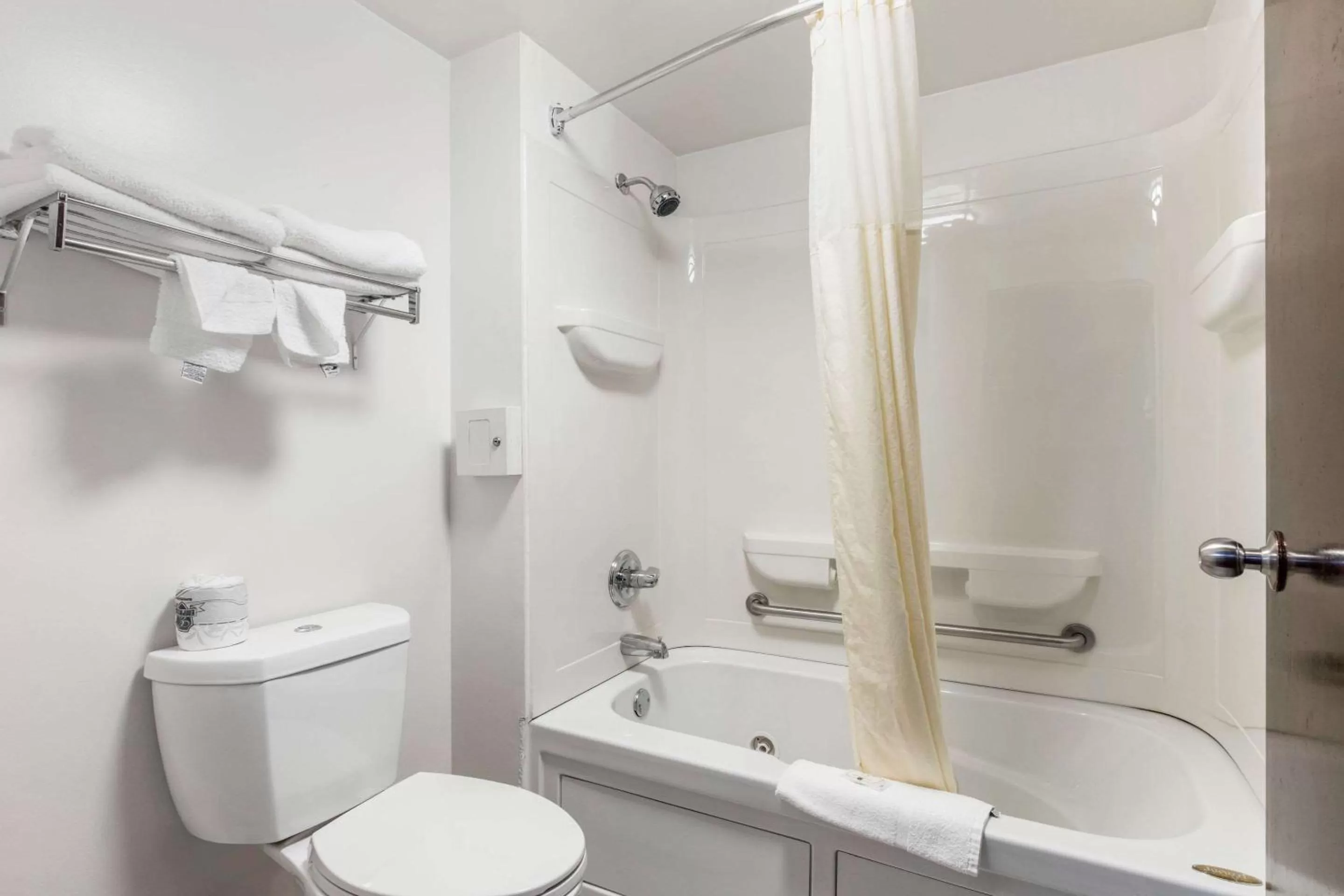 Photo of the whole room in Quality Inn Kingston Springs