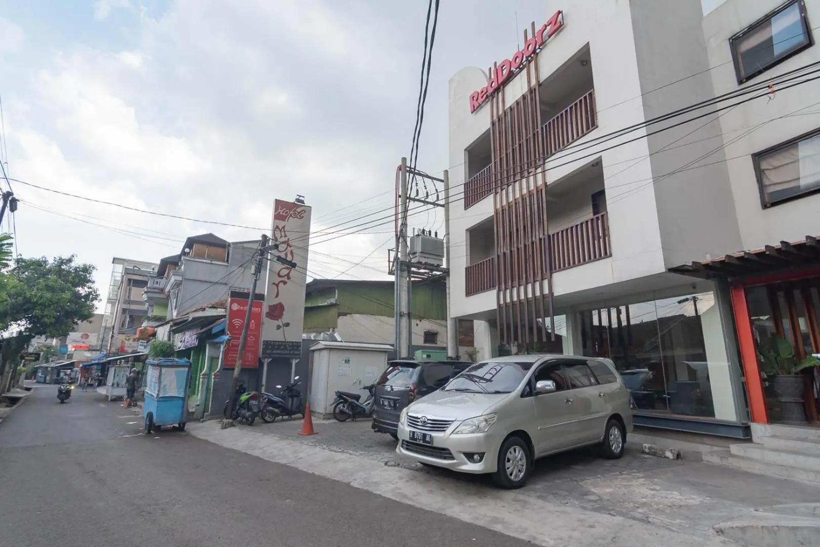 Property building in RedDoorz Plus near Asia Afrika 3