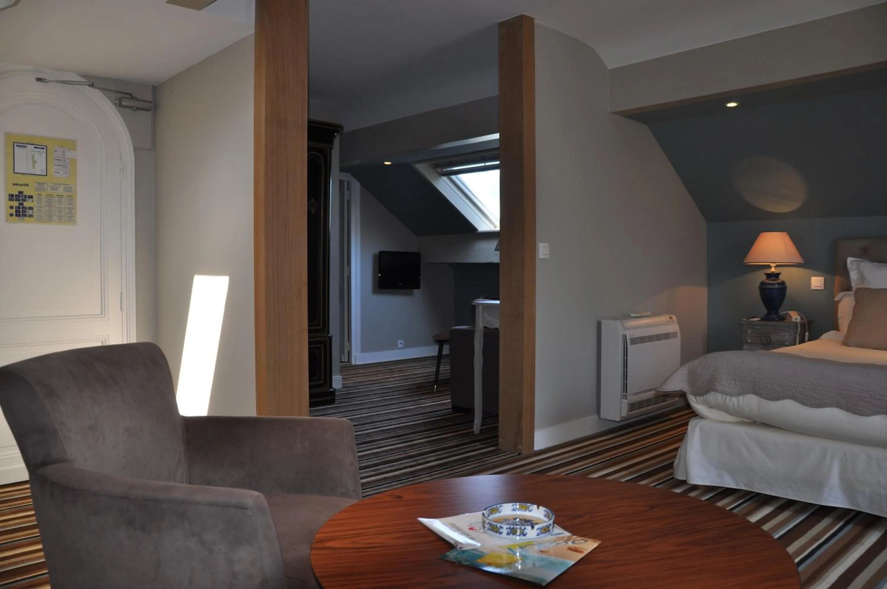 Photo of the whole room, Bed in Hôtel The Originals Résidence de Rohan (EX RELAIS DU SILENCE)