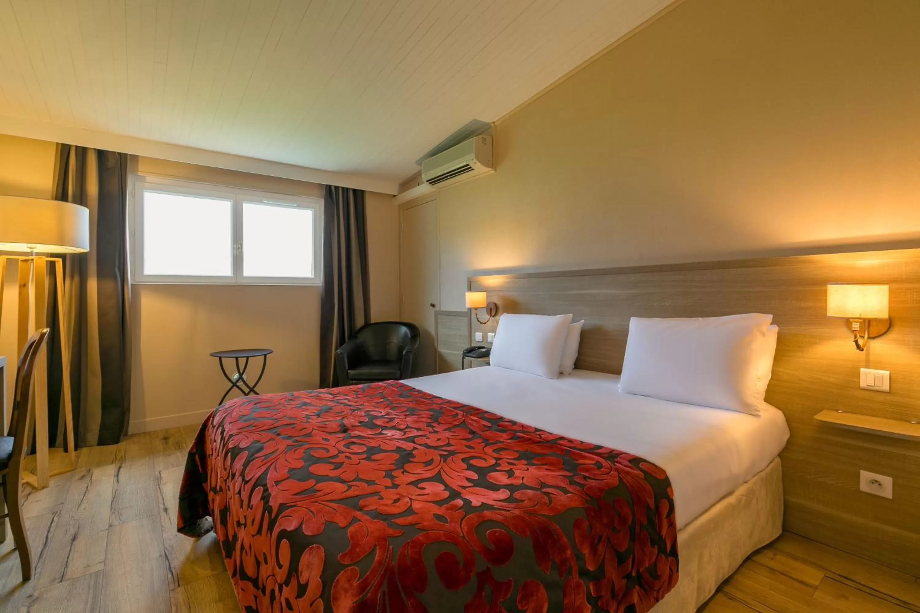 Property building, Bed in Kyriad Prestige Beaune le Panorama