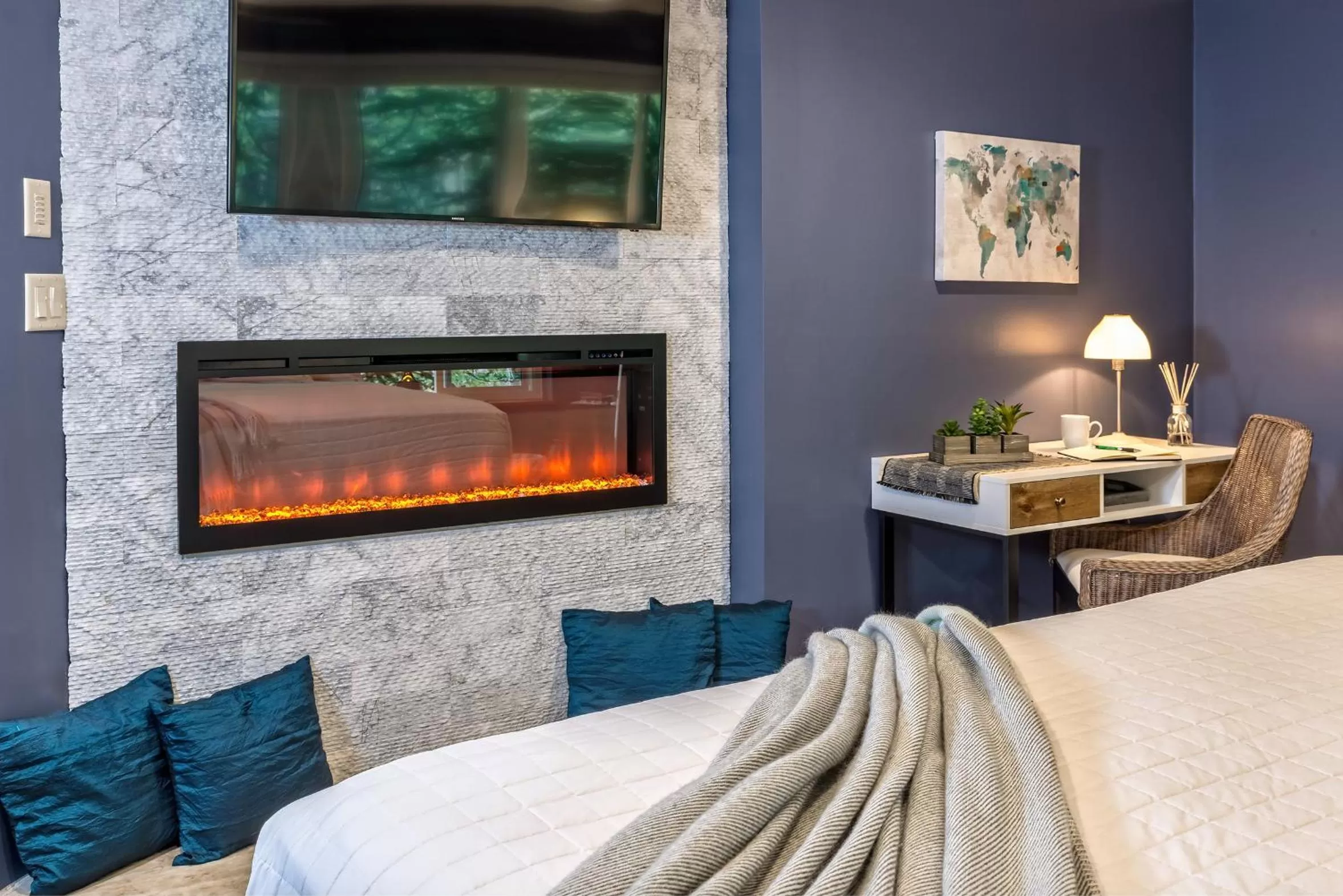 Seating area, Bed in Sheridan House Inn- Adult Only Accommodation