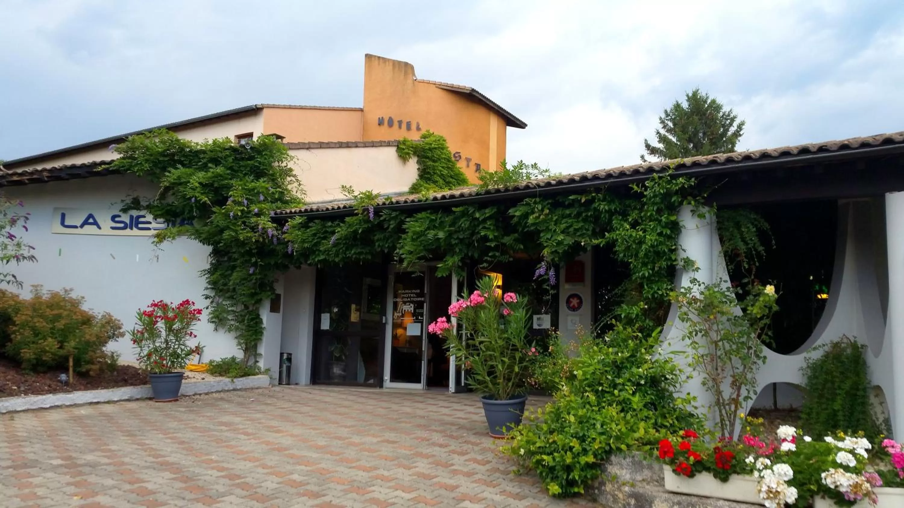 Facade/entrance in The Originals City, Hôtel La Siesta, Annonay Est