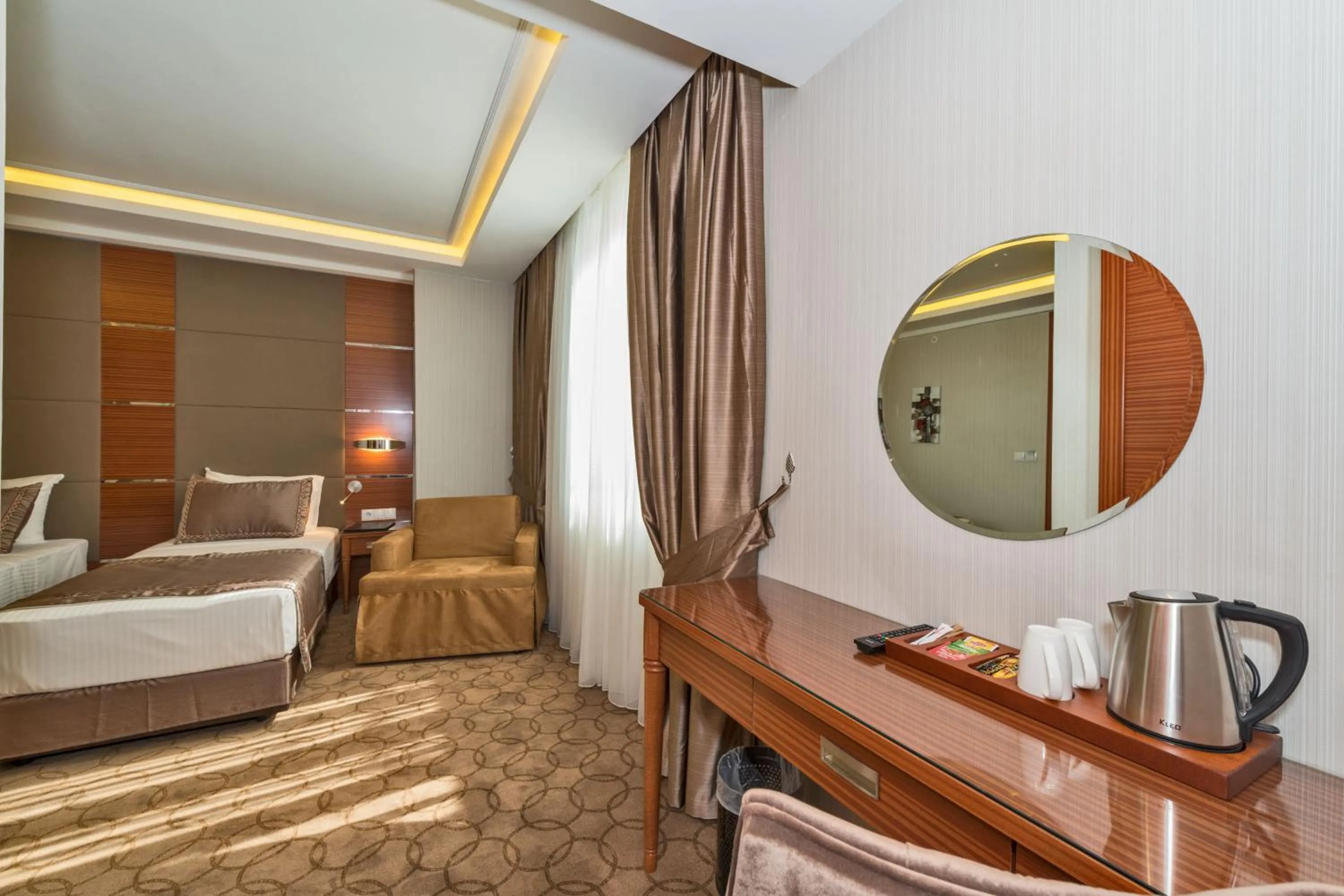 Photo of the whole room, Bed in Glorious Hotel