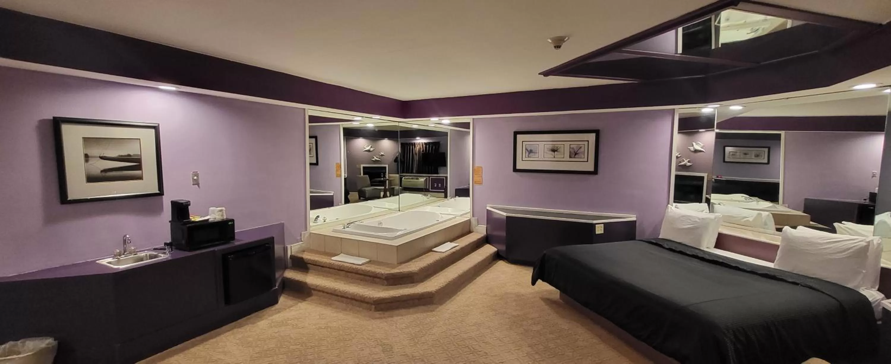 Hot Tub, Bed in Inn of the Dove Harrisburg-Hershey Romantic Suites