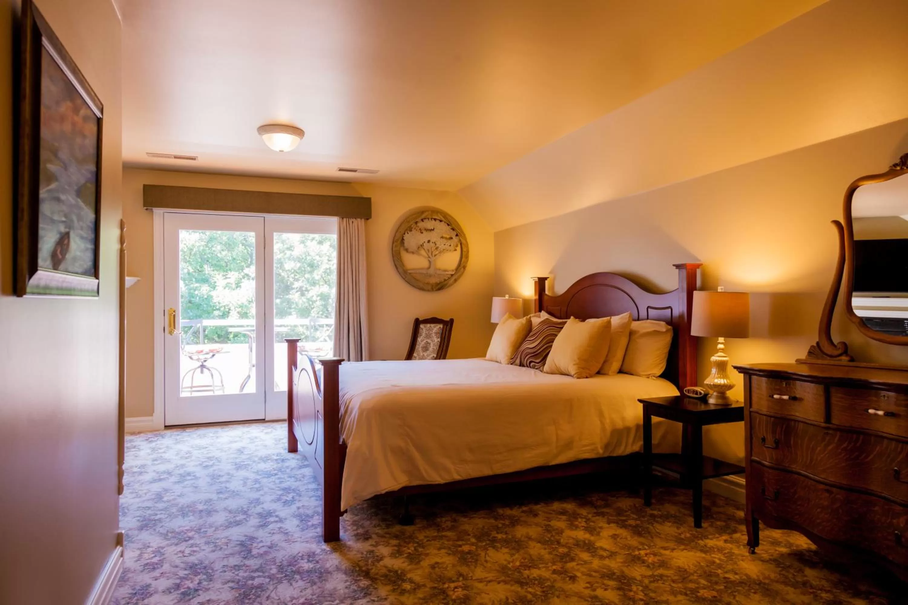 Deluxe King Suite in The Oakwood Inn