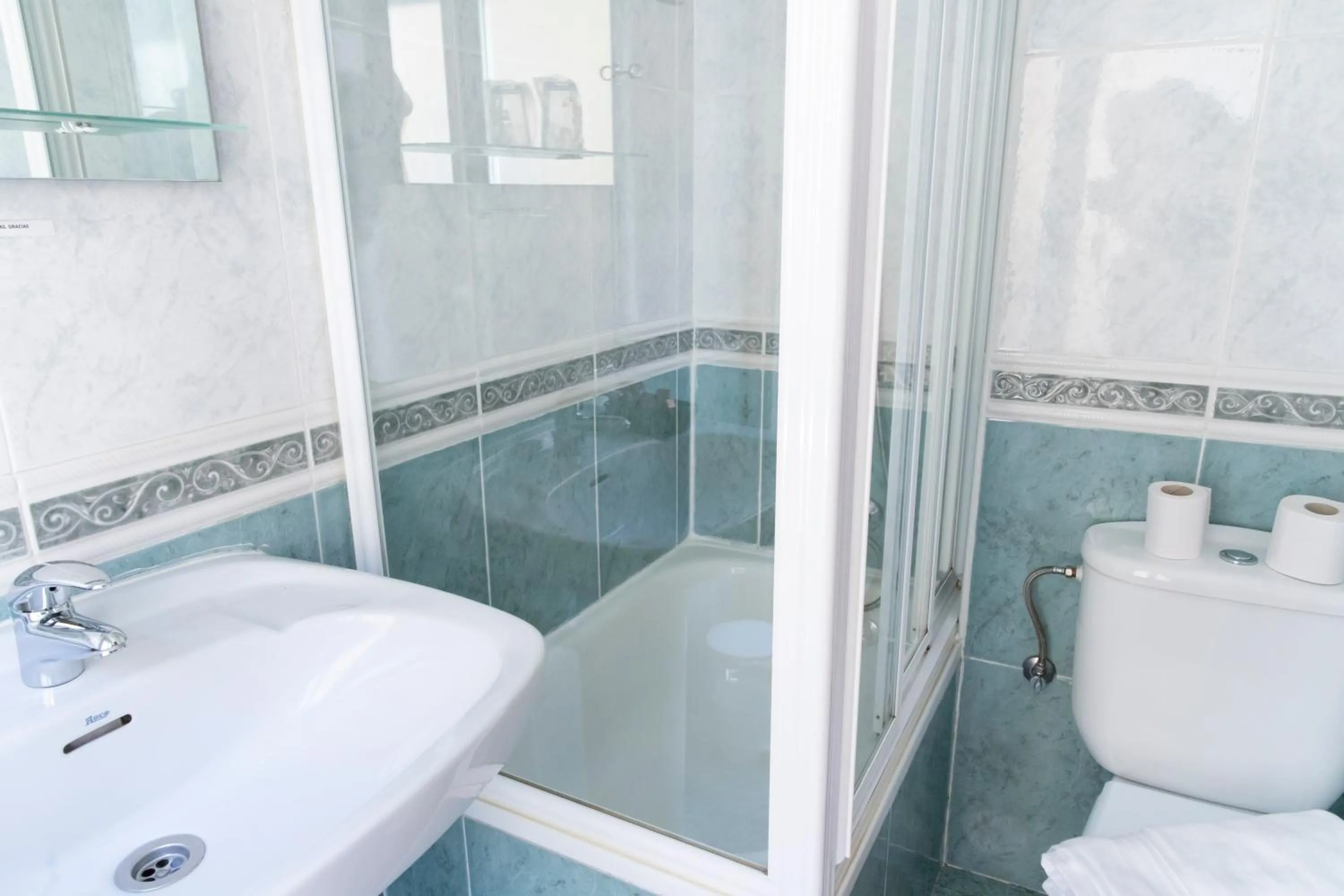 Bathroom in Hostal Tokio