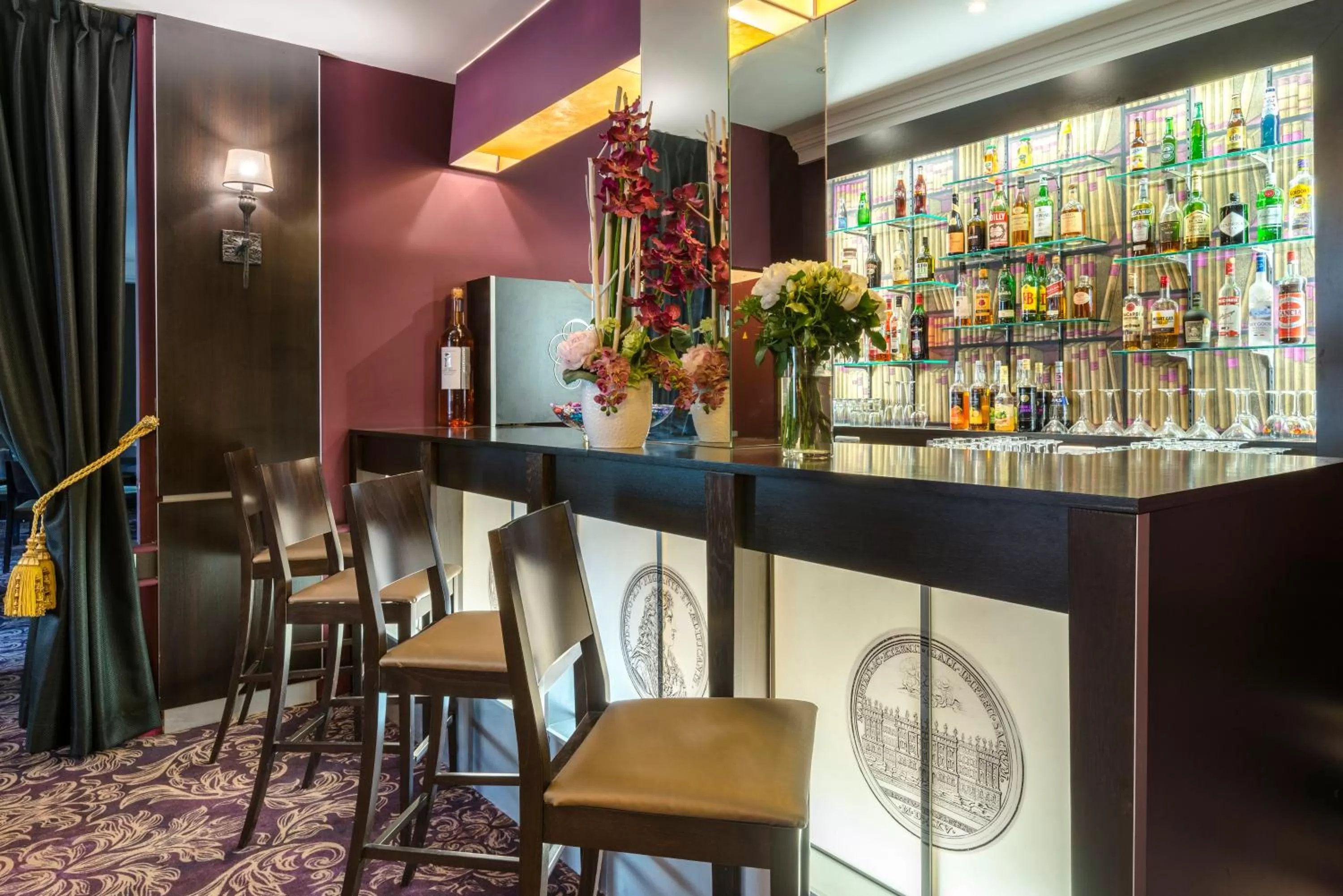 Lounge or bar in Hôtel Le Versailles