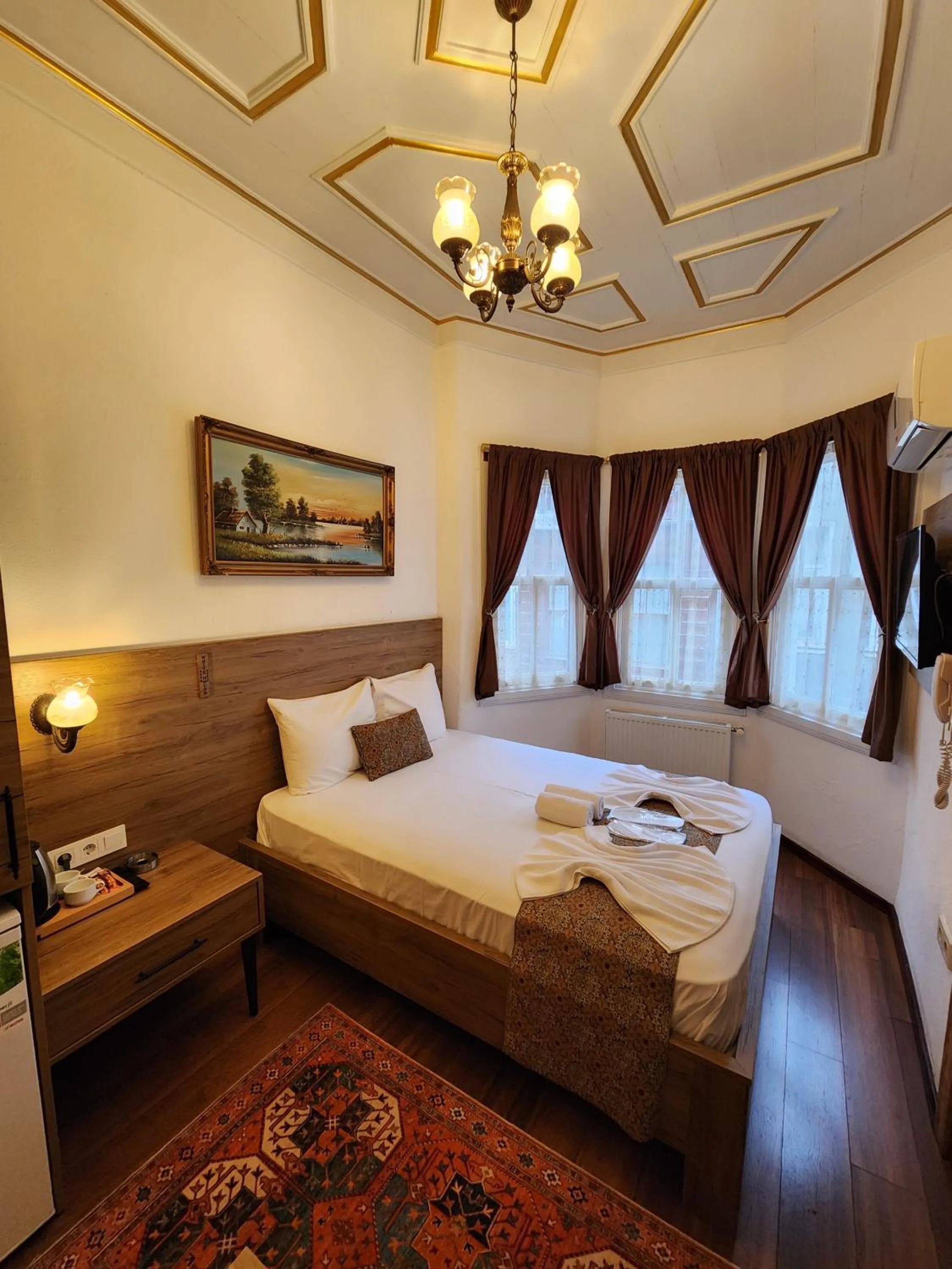 Photo of the whole room, Bed in Kadıköy White House