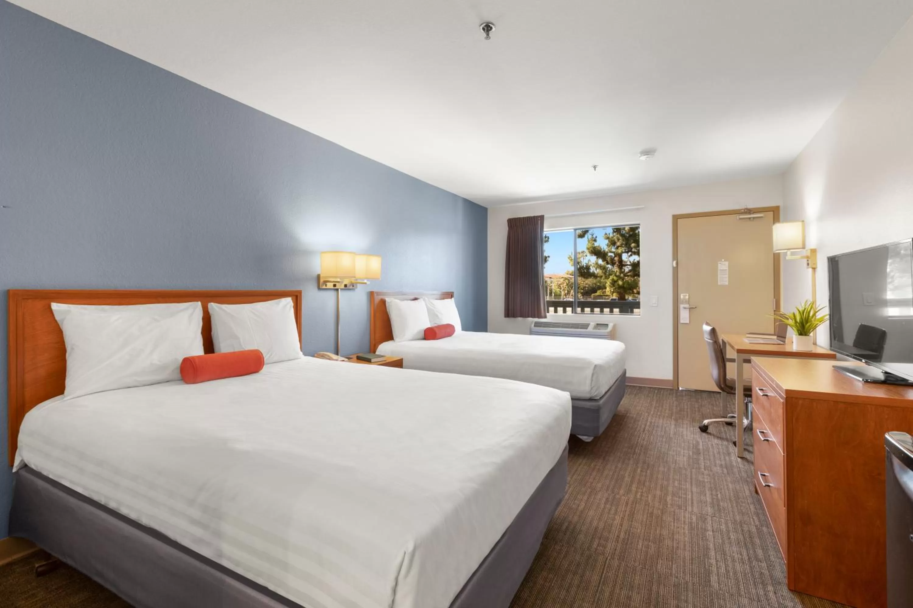 Photo of the whole room, Bed in Good Nite Inn Camarillo