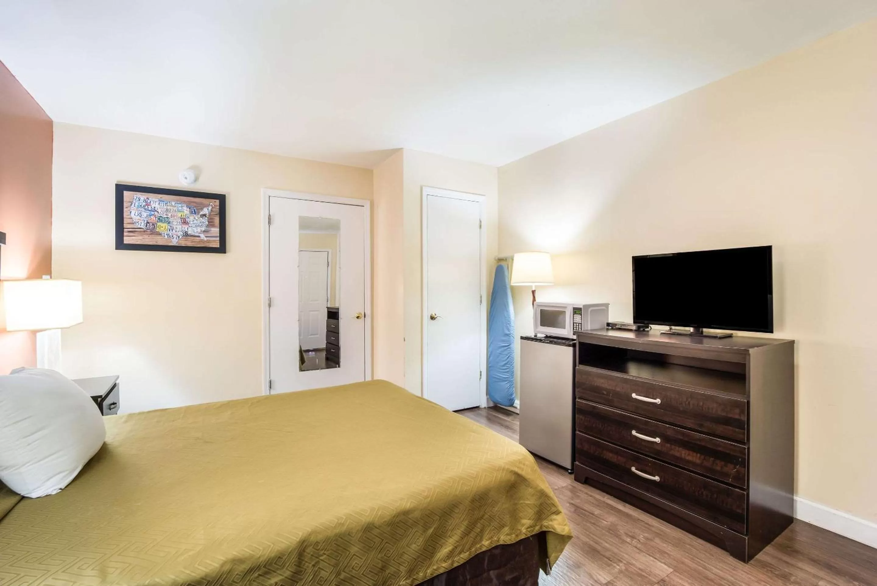 Photo of the whole room, Bed in Econo Lodge Santee