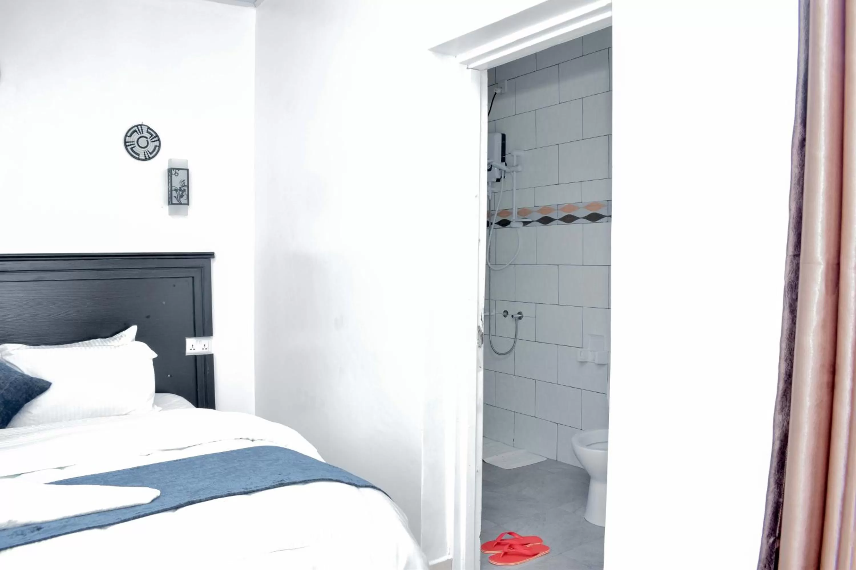 Bed in INZOZI AFRICA HOUSE B&B-Gishushu