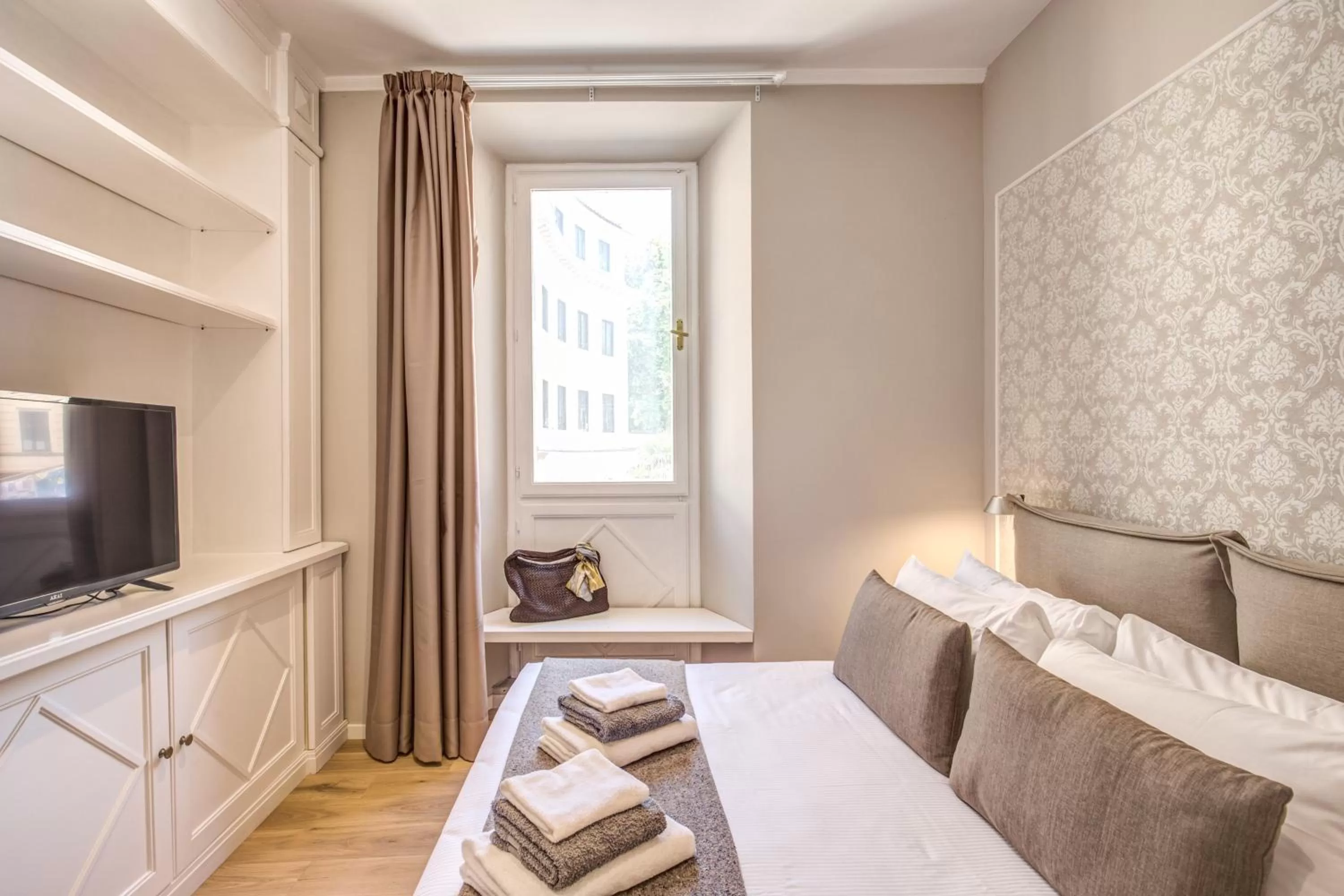 Photo of the whole room, Bed in The Spanish Suite Via di Ripetta