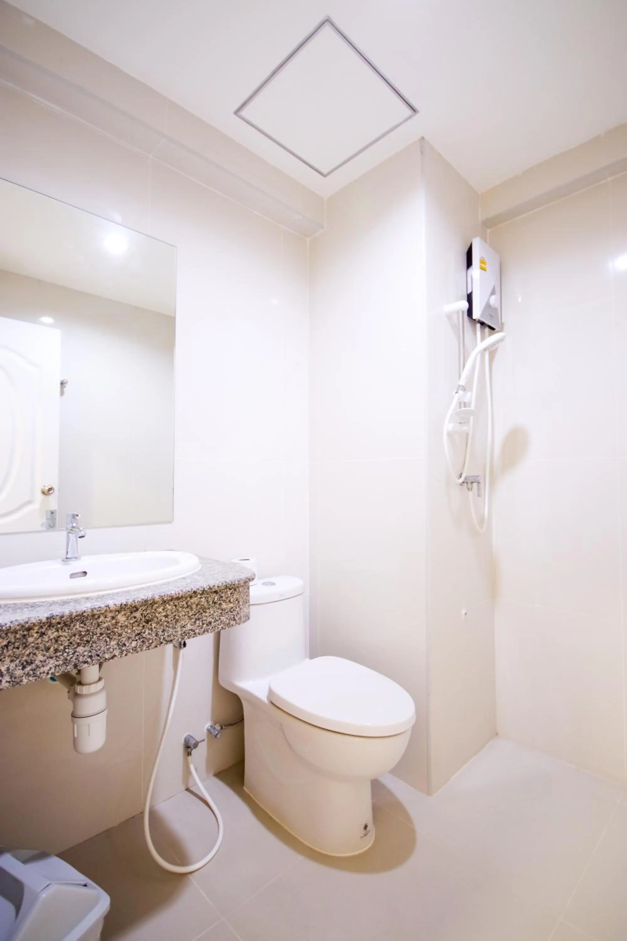 Shower in White House Bizotel