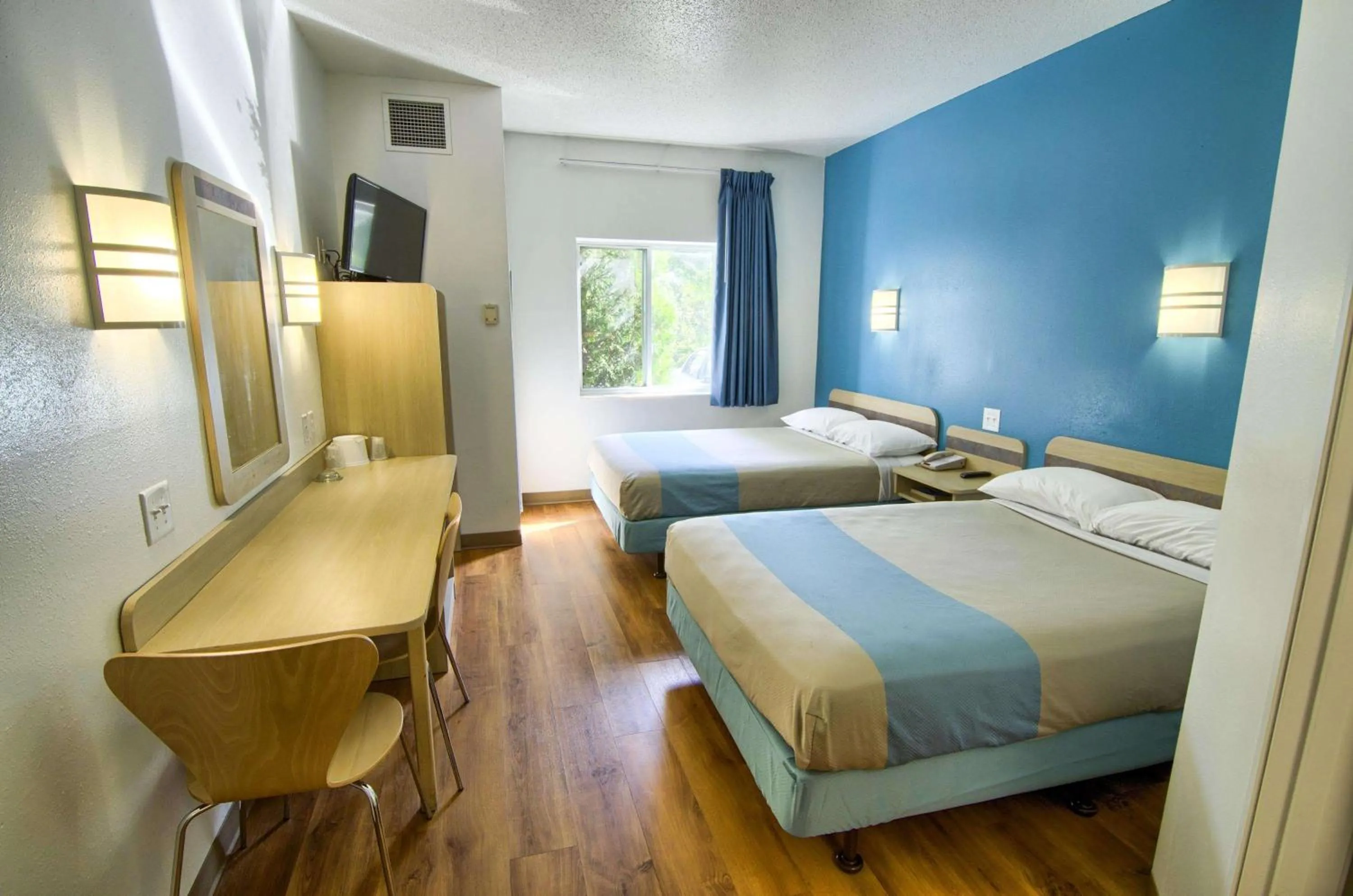 TV and multimedia, Bed in Motel 6-Portsmouth, NH