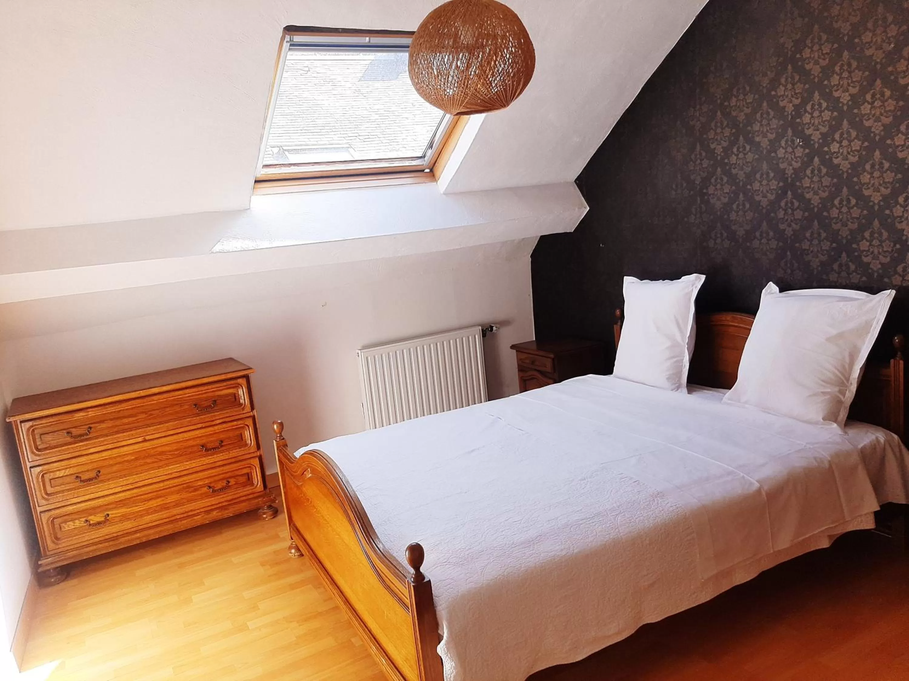 Bedroom, Bed in Golden Lion