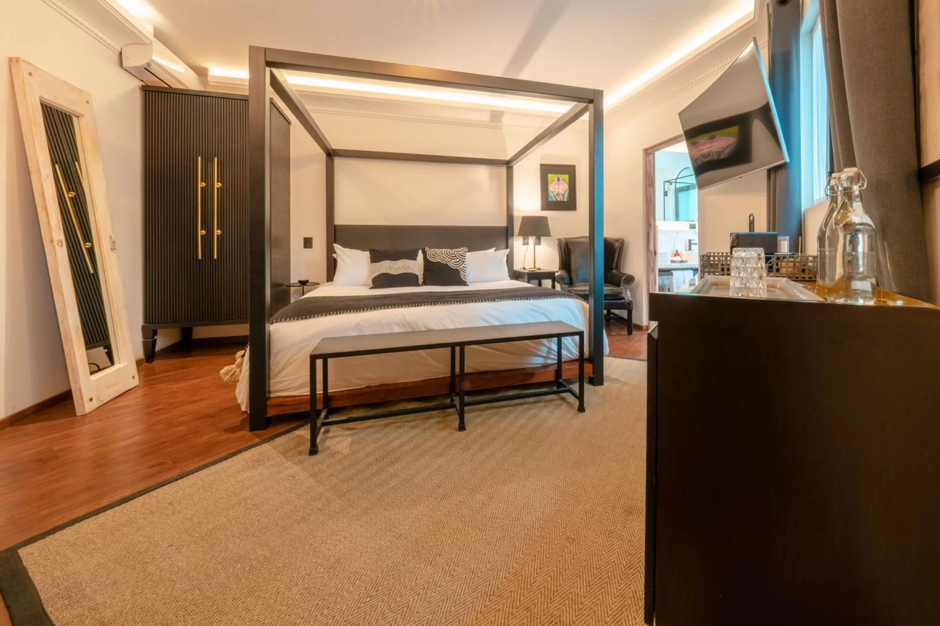 Photo of the whole room, Bed in Orchid House Mexico City